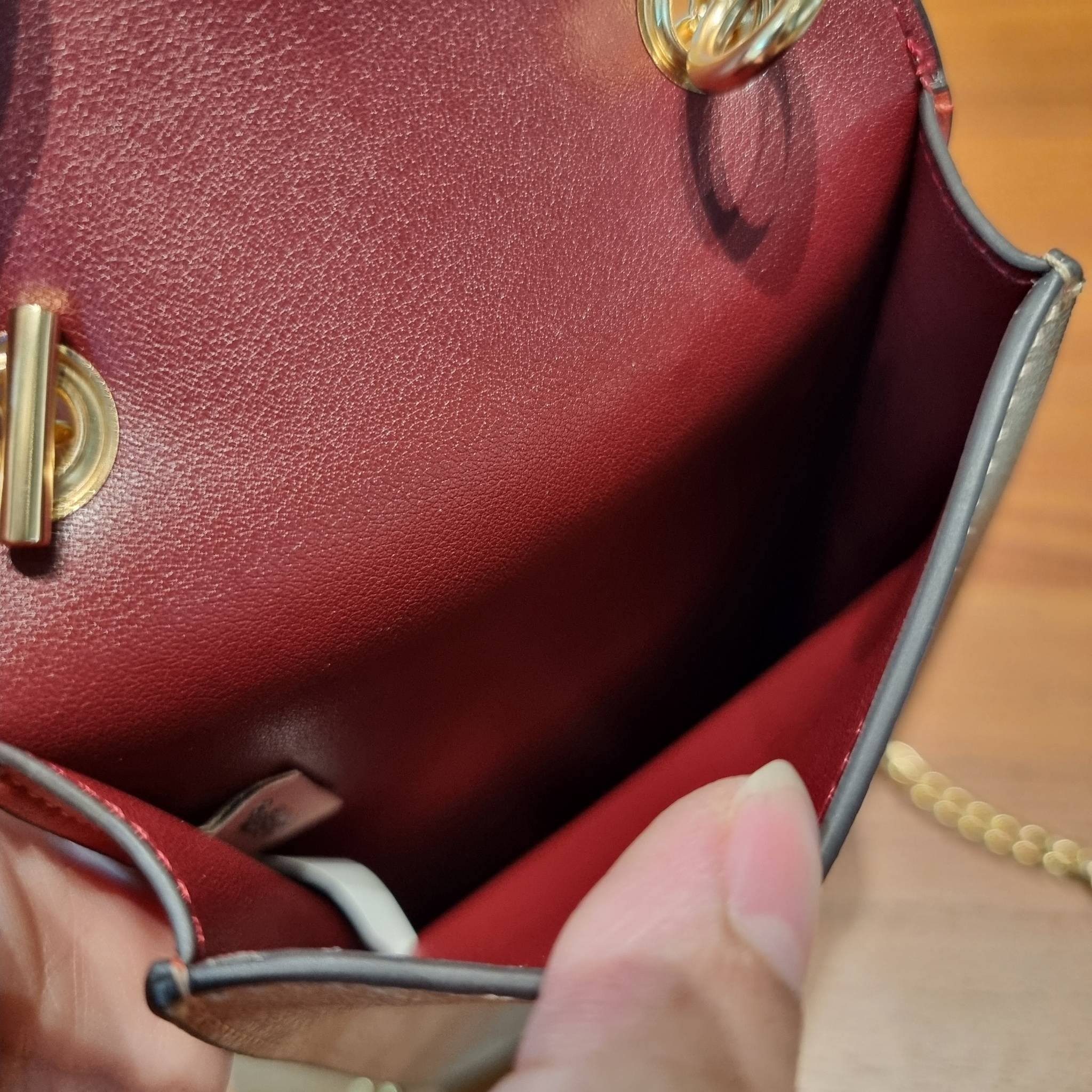 COACH F73486 NORTH/SOUTH PHONE CROSSBODY IN SIGNATURE CANVAS WITH FRUIT 🍒🍓🍋 แจกความสดใสกันอีกครั้ง!! กับกระเป๋าสะพายเอนกประสงค์ Case phone ใส่โทรศัพท์มือถือได้ทุกรุ่น ดีไซน์ลายผลไม้ฉ่ำๆ สวยมีเสน่ห์ 💖 วัสดุหนังแคนวาสคุณภาพ ฝ