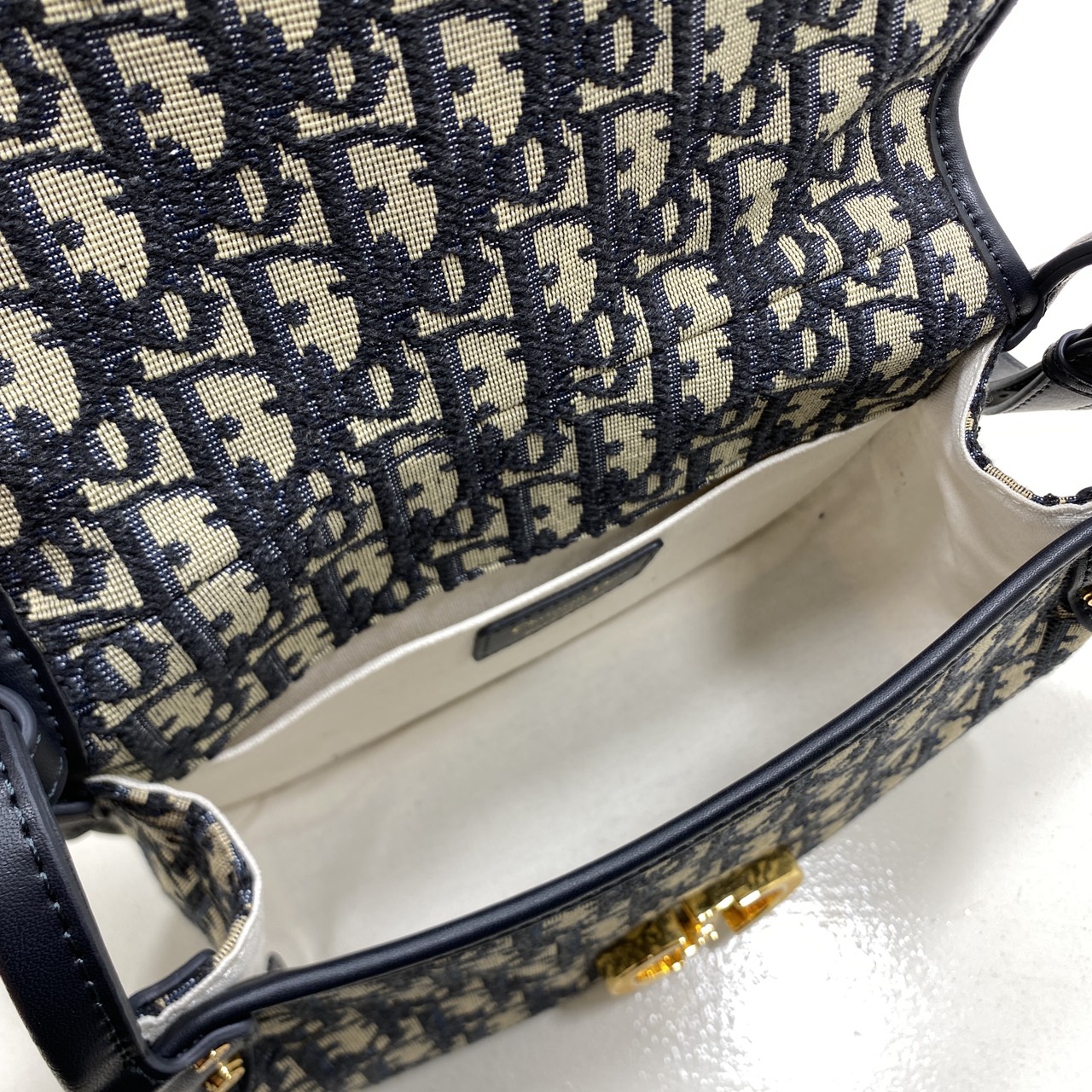 ORI หนังแท้ | DIOR Satchel Medium 30 Montaigne Dior Oblique jacquard fabric กระเป๋าสะพายไอเทมใหม่ประจำ Fall 2025 ยกระดับไลน์ 30 Montaigne ด้วยดีไซน์แบบแคชชวลที่เสริมด้วยรายละเอียดสุดประณีตบรรจง จากผ้าแจ็กการ์ดลาย