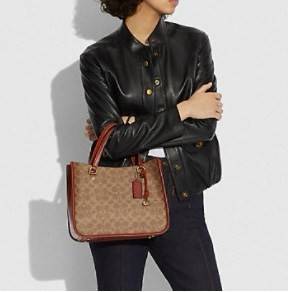 COACH C3889 TYLER CARRYALL 28 IN SIGNATURE CANVAS ((C3460//C3889)) รุ่นยอดฮิตที่สาวๆหลายคนเรียกร้อง กับกระเป๋าถือ/สะพายทรงสวย ที่มาพร้อมสายสะพายไหล่ในตัว และสายครอสบอดี้สำหรับสะพายข้าง ตัวกระเป๋าถูกแบ่งเป็นสัดส่วนสวยงาม มีช่องซิปกลางที่ใหญ่พอสมควร และยังม