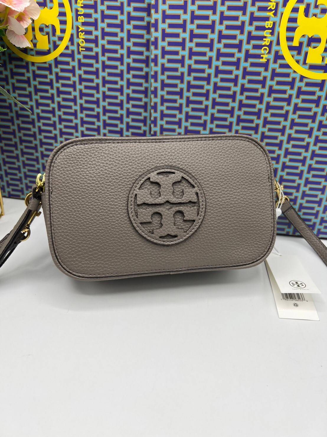 TORY BURCH Miller Mini Crossbody Bag / TORY CAMERA BAG / TORY BAG พร้อมส่ง 5 สี กระเป๋าสะพายใบเล็กมินิมอลในรูปทรงใหม่ที่คล่องตัว