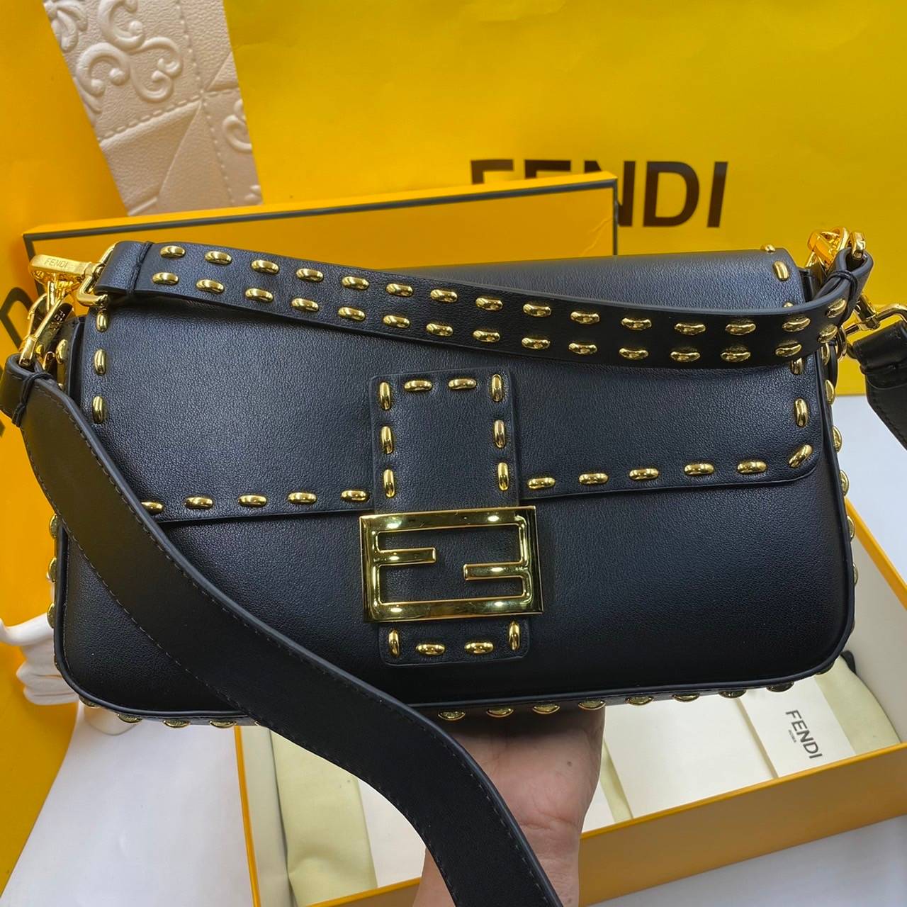 หนังแท้ Fendi Baguette full grain leather bag