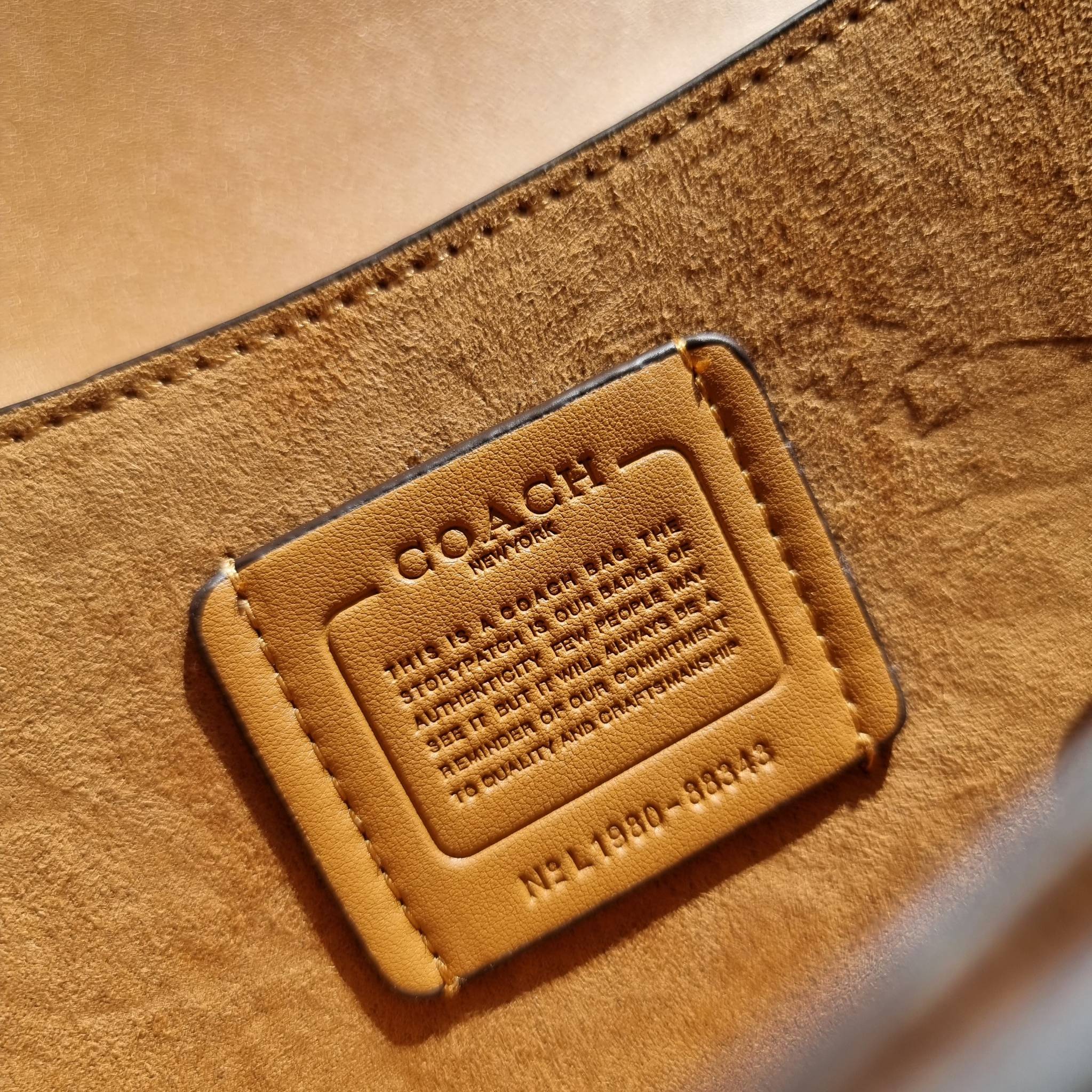 OUTLET 】COACH 88343 CAMILLE CROSSBODY WITH HORSE AND CARRIAGE PRINT AND ARCHIVE PATCH คอลเลคชั่นหายาก ที่สาวๆตั้งตารอ!! ด้วยดีไซน์ลุคผู้ดี ตกแต่งลวดลายออกมาดูโดดเด่น กับกระเป๋าสะพายที่ปรับใช้ได้หลายหลายสไตล์ สะพายไหล่สายคู่ สะพายข้างสายเดี่ยว หรือจะเอาสาย