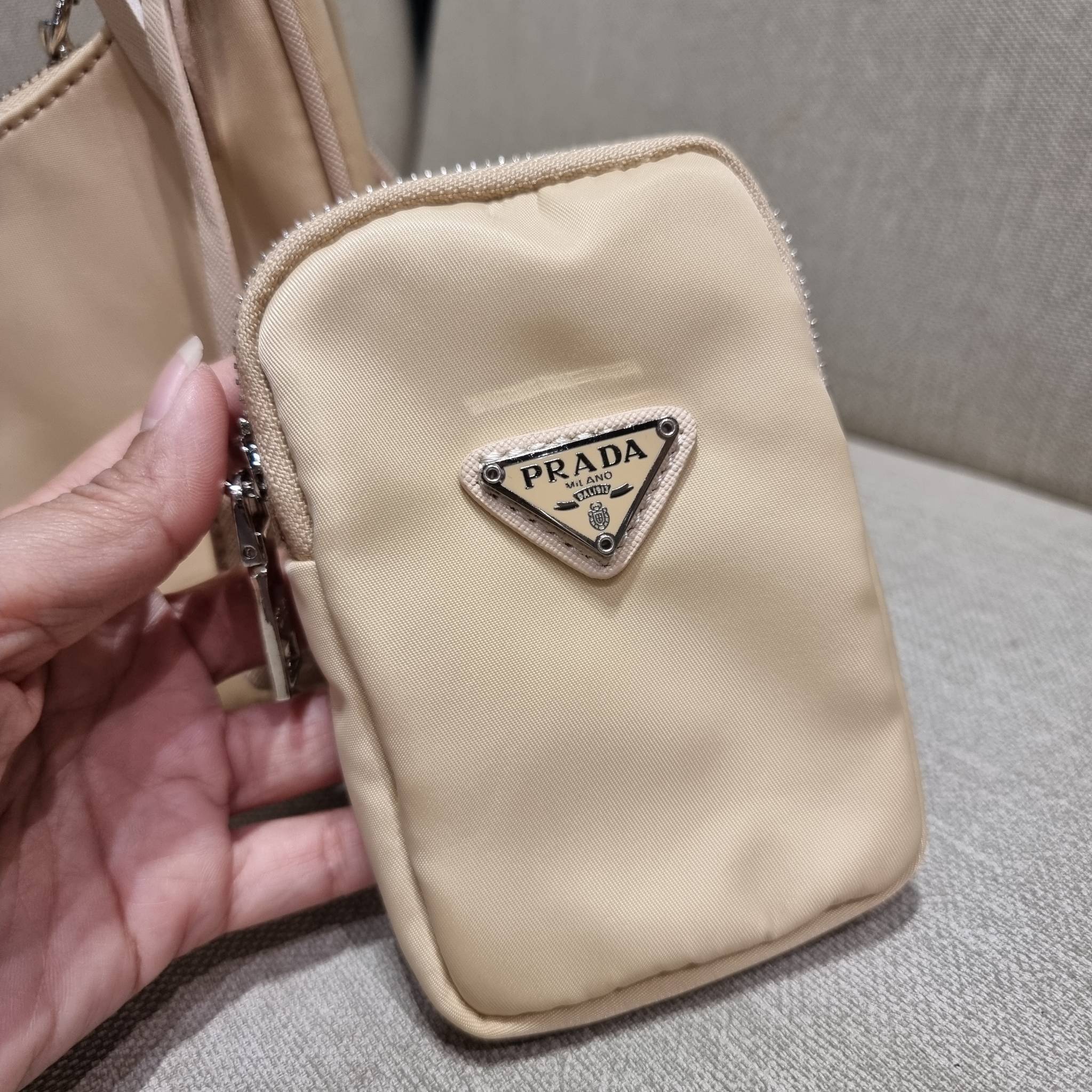 VIP 🥂 PRADA RE-EDITION 2005 RE-NYLON SHOULDER BAG ไอเท็มสุดปัง ที่ฮิตตลอดกาลไม่ว่าจะปีไหนๆ จัดให้ครบทั้งสีขายดีและสีใหม่ล่าสุด ที่สายคุณหนูห้ามพลาด!! กับกระเป๋าสะพายทรงคลาสสิค เหมาะเป็น everyday bag มากๆ วัสดุผ้าไนล่อนคุณภาพ พร้อมใบลูก ไว้ใส่เหรีย