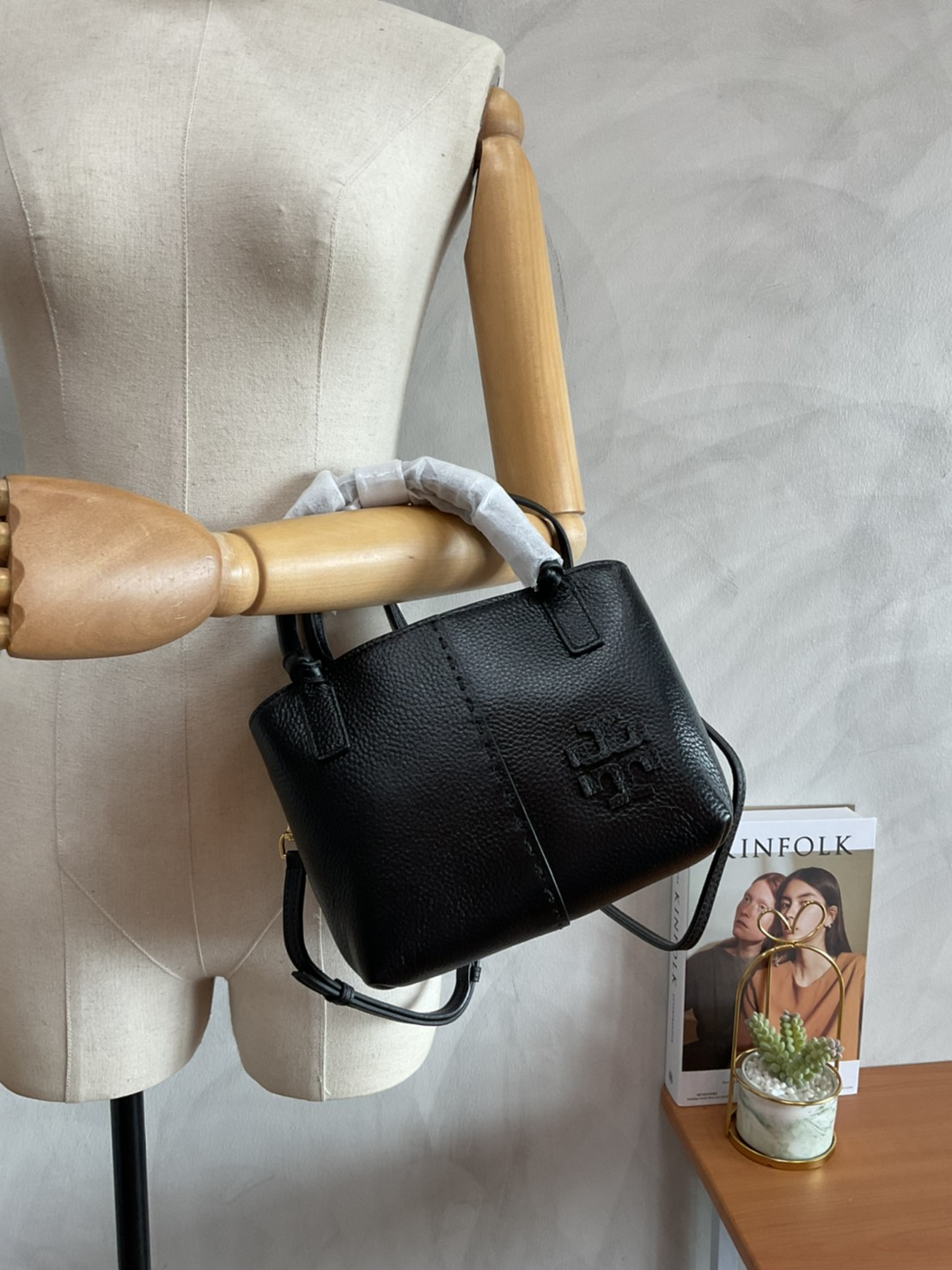 Tory Burch McGraw Mini Satchel กระเป๋าถือ/สะพาย Crossbody วัสดุหนังลูกวัวแท้ 100% ด้านหน้าประดับโลโก้หนัง ตัดเป็นรูปตัว T สัญลักษณ์แบรนด์ ตัวกระเป๋าเดินด้ายเล่นลายเพิ่มลูกเล่น เพื่อความเก๋!!