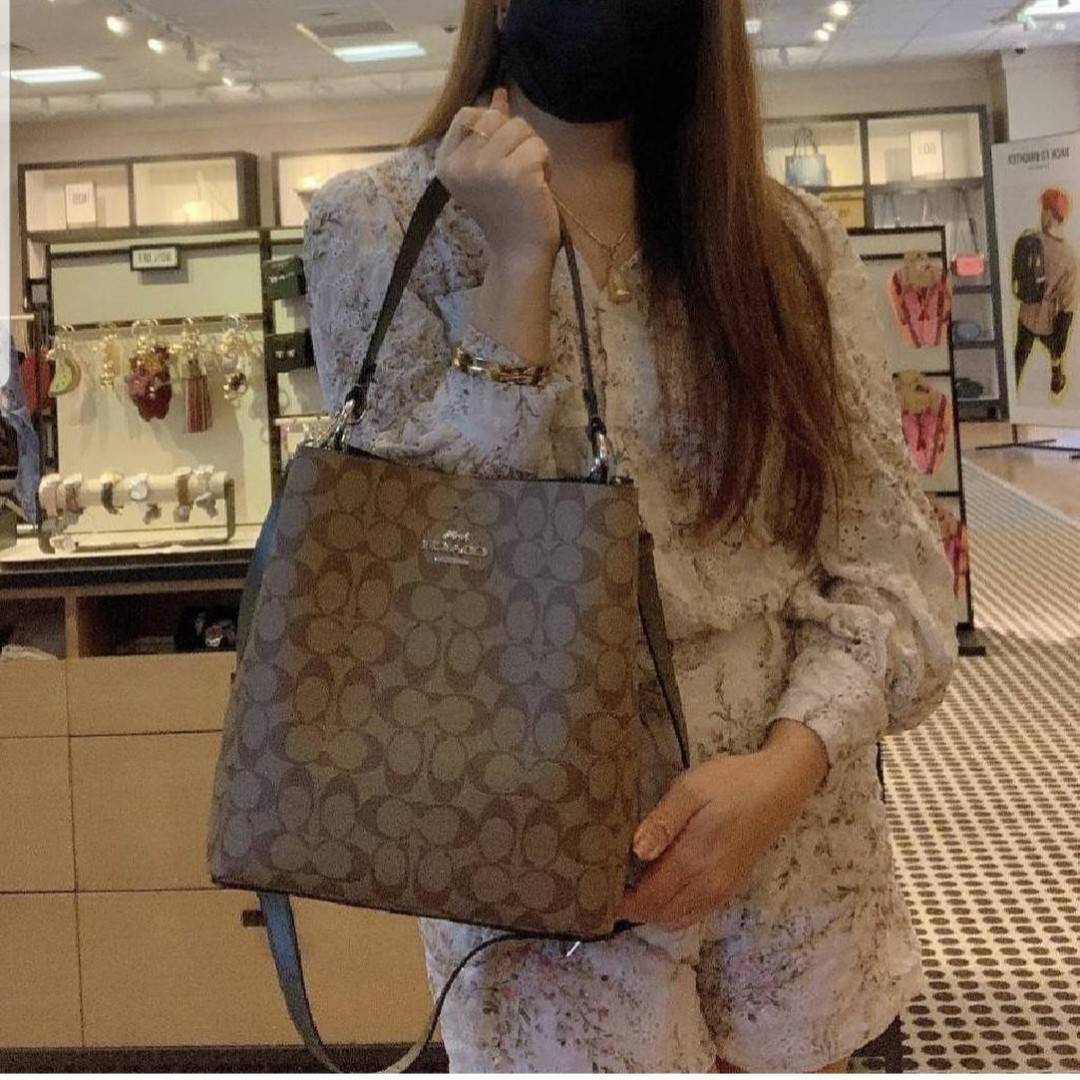 ใบใหญ่ 10" COACH TOWN BUCKET BAG IN SIGNATURE CANVAS (COACH 91512) 🌺 เป็นสีที่ขายดีมากๆ และหายากมากๆด้วย!! //ขนาด 10 นิ้ว ใส่ของได้จุใจ!! //กระเป๋าสะพายข้าง //วัสดุหนังแคนวาสอย่างดี หนังสวย อยู่ทรง มีสายสะพายยาว ใช้สะพายเป็นคลอสบอดี้ได้ สายยา