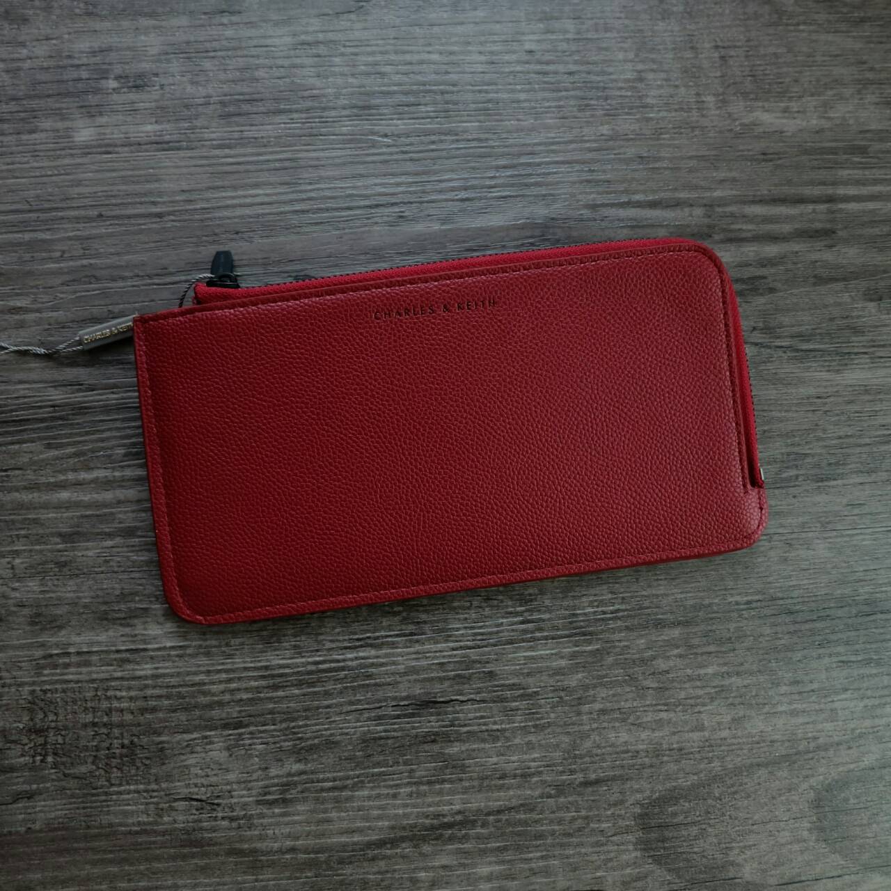 Charles & Keith Zip Wallet กระเป๋าสตางค์ใบยาว บาง พกพาสะดวก แถมกระเป๋าใบเล็กใส่บัตรให้อีก 1 ใบ เปิด - ปิดกระเป๋าด้วยซิป ภายในมีช่องใส่บัตรหลายช่อง และช่องใส่ธนบัตร ใบจริงสวย น่าใช้ทุกสีเลยค่าา