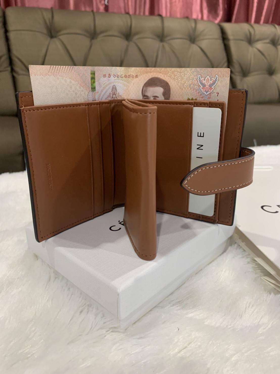 CELINE SHORT WALLET VIP GIFT WITH PURCHASE (GWP) พรีเมี่ยมกิ๊ฟ Limited จาก CELINE HAUTE PARFUME DUTYFREE COUNTER วัสดุ Triomphe Canvas หนังสวยอยู่ทรง ประดับโลโก้แบรนด์ที่ด้านหน้า ขนาดกำลังดี จับถนัดมือ เปิด-ปิดฝาพับกระดุม ภายในมีช่องแบ่งหลายช่อง มีช่องใส่
