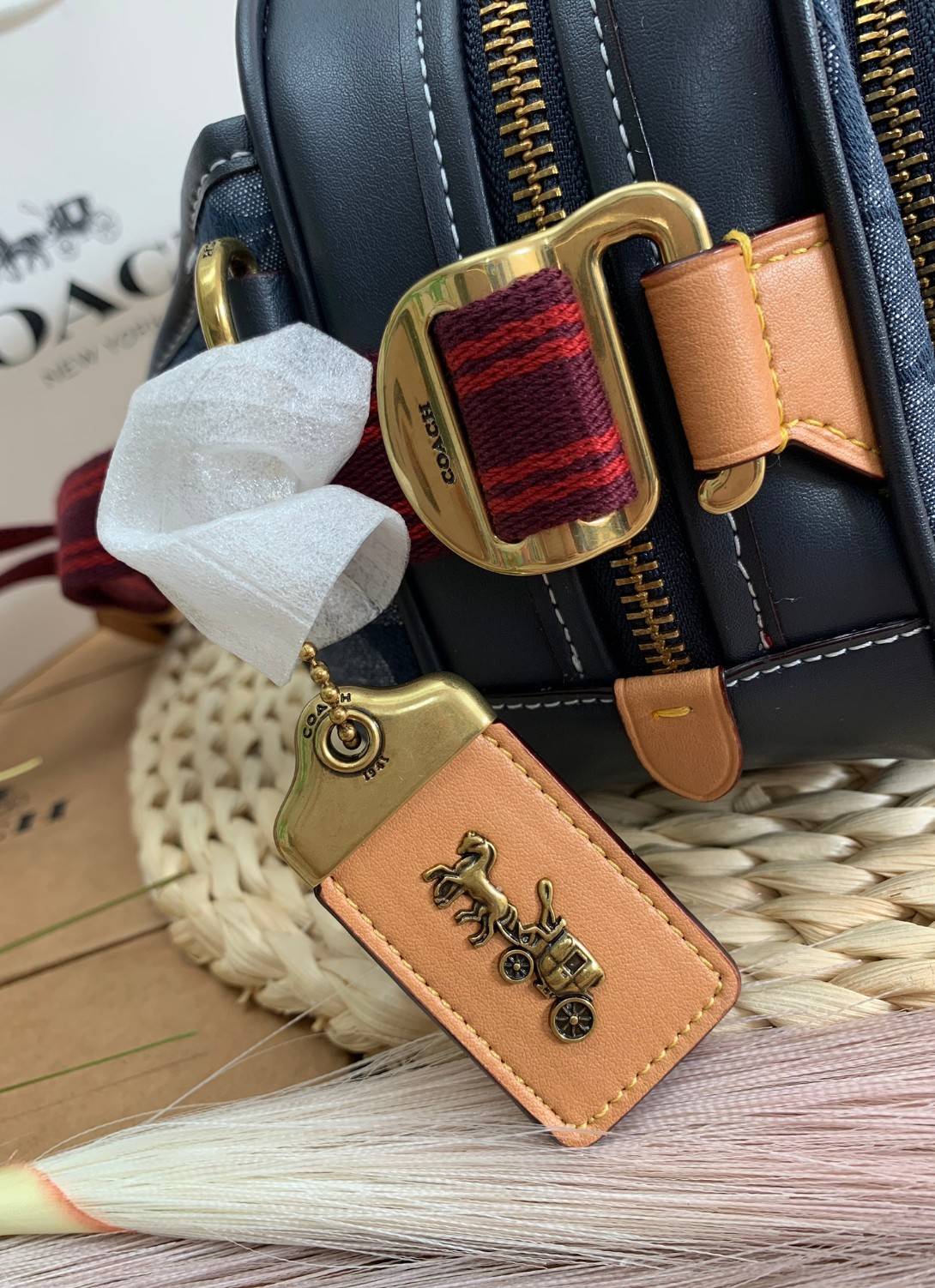 COACH BELT BAG IN SIGNATURE CHAMBRAY (3685) ❤️ใช้ได้ทั้งชาย//หญิงค่ะ กระเป๋าคาดอก วัสดุผ้าแคนวาส+หนังแท้ค่ะ ด้านหน้ามีช่องซิปขนาดกลาง ใส่มือถือได้ค่ะ ช่องซิปหลักเปิดปิดแบบซิปคู่ ภายในกว้าง ใส่ของจำเป็นได้ครบเลยนะคะ มีช่องซิปสำหรับใส่ของจุกจิกให้อีก