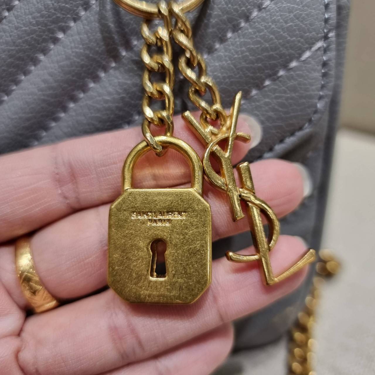 VIP 】หนังแท้ Yves Saint laurent crossbody boutique vip bag กระเป๋าสะพายไหล่ ดีไซน์ทรงสวยหรู พิเศษ แถมฟรี พวงกุญแจห้อยอะไหล่สีทอง ดูแพงไปหมดจริงๆไอเท็มนี้ วัสดุหนังสังเคราะห์ลายคาร์เวีย เปิด-ปิดด้วยกระดุมแม่เหล็ก ภายในโล่งกว้าง มาพร้อมหูจับในตัว และสายสะพา