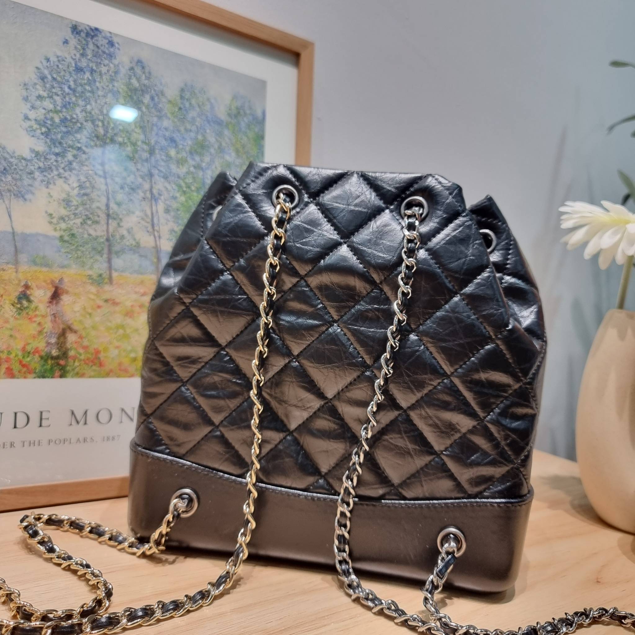 Chanel gabrielle backpack ไอเท็ม best seller กับรุ่นสุดปังในรูปแบบกระเป๋าเป้ ดีไซน์หรูคลาสสิค สายสะพายในตัวรูดปากกระเป๋าเก็บทรงได้ หรือจะรูดด้านหน้ายาวสุด