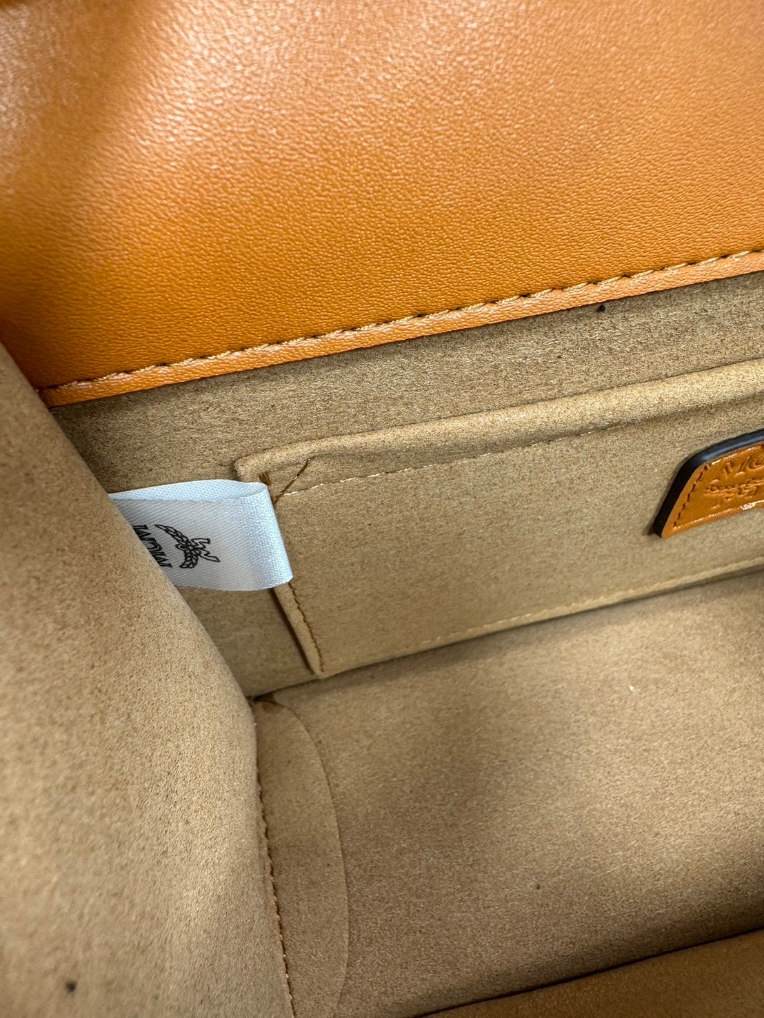 M.C.M SMALL NEW TRACY SHOULDER BAG IN VISETOS กระเป๋าสะพายสไตล์เทรซี่ ปรับโฉมให้ใช้งานได้ง่ายขึ้น เกรดออริ สลับแท้ 1:1 ใช้งานต่างประเทศได้