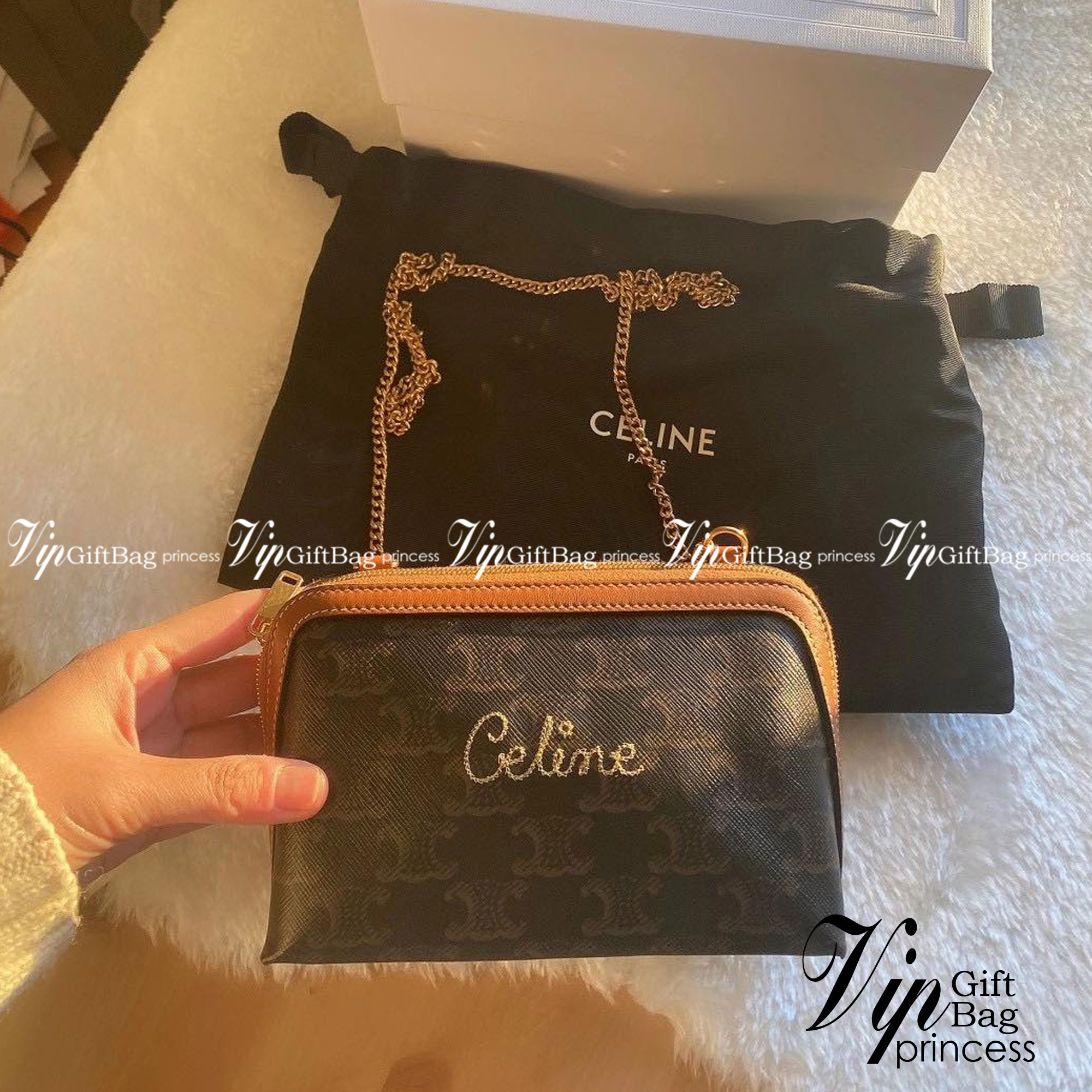CELINE POUCH 16cm / CELINE TRIOMPHE Triumphal Arch Canvas / CELINE CLUTCH WITH CHAIN ภาพถ่ายจากสินค้าจริง พร้อมส่งที่ไทย ใช้งานต่างประเทศได้ กระเป๋าคลัทช์ดีไซน์เรียบหรูออกแบบมาได้อย่างลงตัว