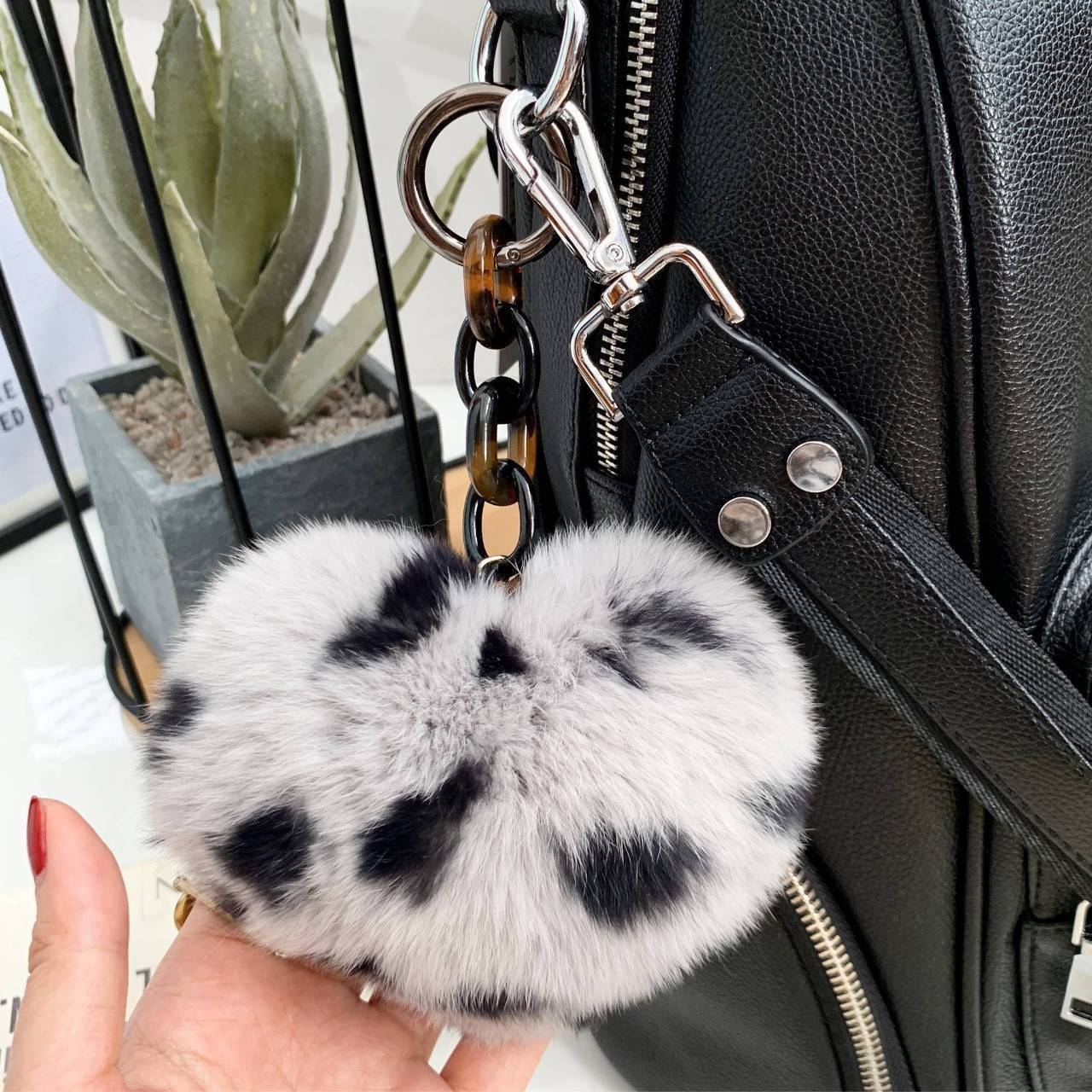 กระเป๋า ทรงน่ารัก มากๆๆๆ จากแบรนด์ KEEP รุ่น Misty backpack มาใหม่ หนัง Microfiber ผิวสัมผัสคล้ายหนังวัวแท้ เนื้อหนา นิ่มมือ พิเศษ!! เป้ใบนี้ มีสายสั้นหนังสำหรับสะพายไหล่ให้ด้วยคะ ใครชอบเป้สไตล์นี้ ห้ามพลาดเลยน๊า สวยจริง คอนเฟิร์มเลย