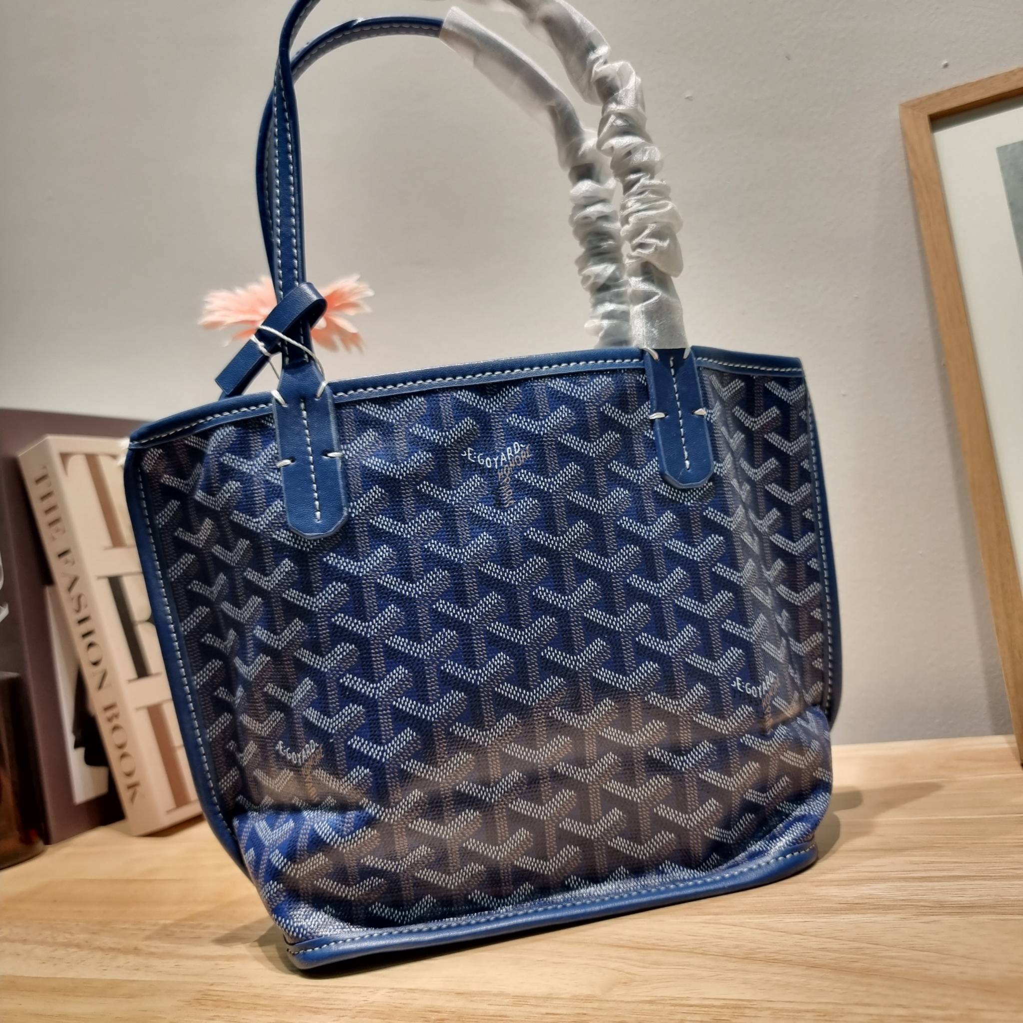 GOYARD MINI ANJOU REVERSIBLE TOTE ฮอตไอเท็ม กับกระเป๋าสะพายทรงโท้ท ไซส์มินิ กะทัดรัดมาก มาครบสีขายดี เลิศทุกสี รูปทรงคลาสสิค ดีไซน์เป็นเอกลักษณ์ ใช้งานได้หลากหลาย สามารถกลับด้านใช้ได้แบบไม่มีเบื่อ