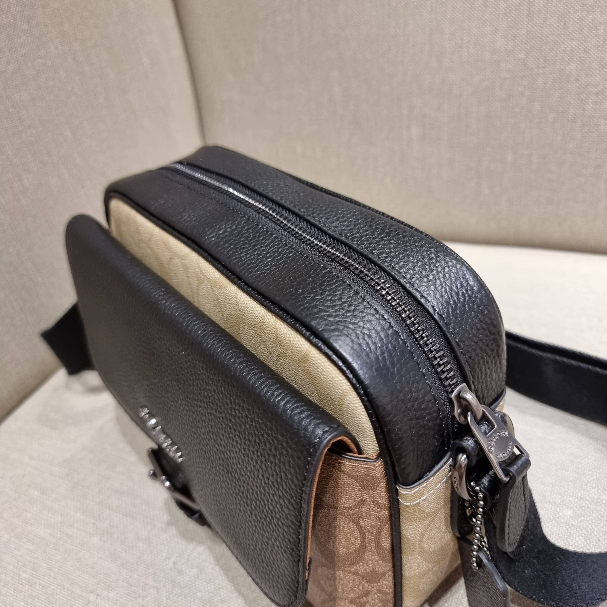 COACH C6080 HUDSON CROSSBODY IN BLOCKED SIGNATURE CANVAS ยกความคูลมาให้หนุ่มๆถึงที่!! ไอเท็มเด็ดหายาก กระเป๋าสะพายข้างดีไซน์ตัดสี เท่ไม่ซ้ำ วัสดุหนังแคนวาสสลับหนัง pepble ทนทาน ใช้งานง่าย ด้วยฝาปิดแบบกระดุมแม่เหล็กด้านหน้า และซิปที่ช่องหลัก ใช้ของได้เลยแบ