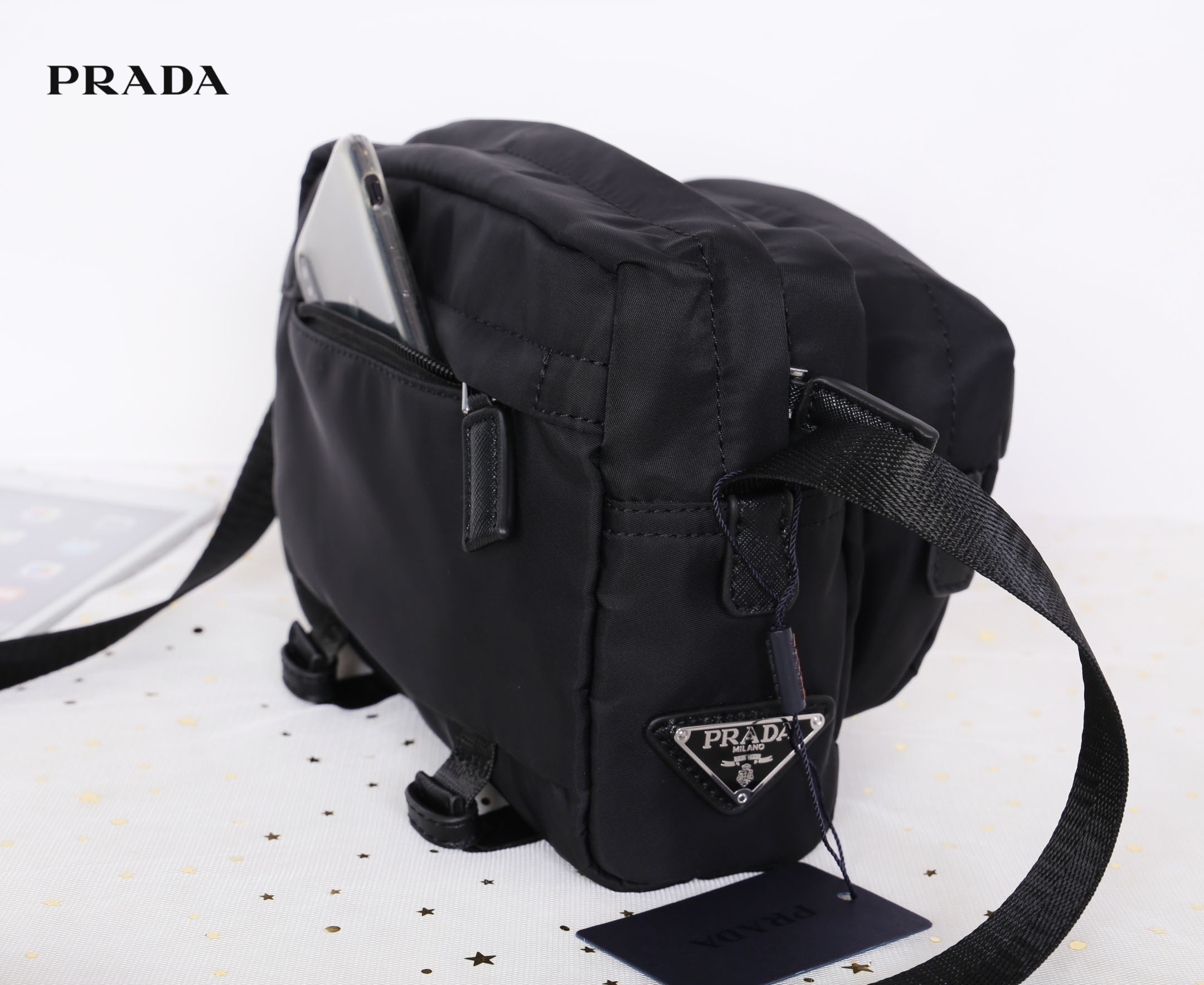 Prada nylon shoulder bag / Prada crossbody nylon bag VIP gift ใช้ได้ทั้งหญิงชาย ห้ามพลาดรุ่นใหม่l Prada Bag ทรงใหม่มีไว้ไม่ซ้ำใครแน่นอนคะ จะสะพายข้าง หรือ คาดอกก็ได้ วัสดุทำจากผ้า Nylon เนื้อหนาคุณภาพดี ตัวอะไหล่เงินสวยหรู ขนาดกำลังดี ใส่ของได้เยอะ มือถือ