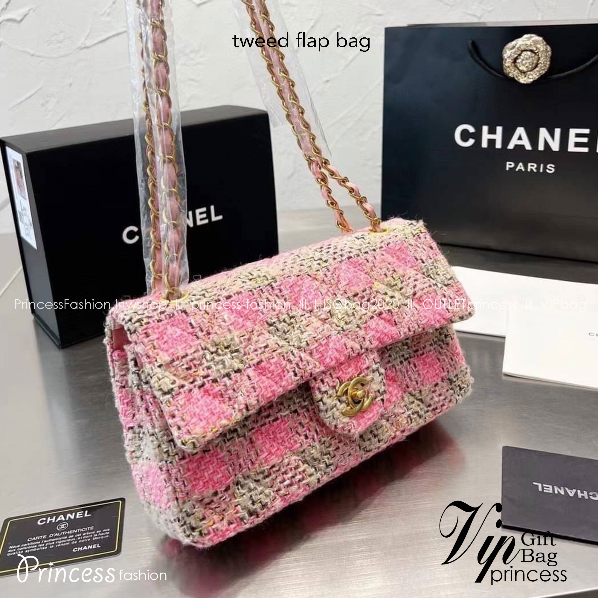 CHANEL Tweed Flap Bag 25cm ลุคคุณหนูไม่ควรพลาด Collection นี้เลย ลวดลายบนกระเป๋าแบบกราฟฟิคมีเท็กเจอร์ ทำให้กระเป๋าดูมีราคามากยิ่งขึ้น สะพายใช้งานได้หลายโอกาส ไม่ว่าจะไปเที่ยวหรือไปงานเลี้ยงสังสรรค์ก็เหมาะสมเป็นอย่างยิ่งเลยค่ะ