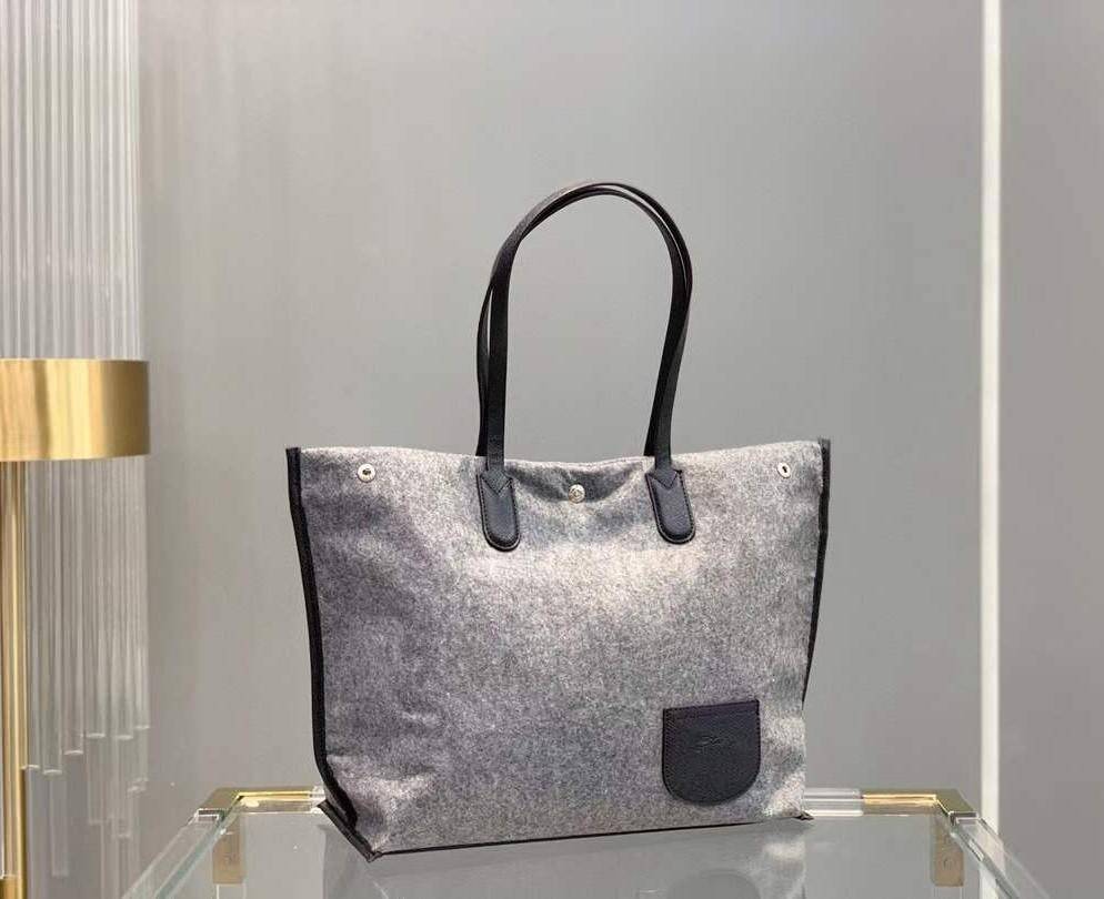 LONGCHAMP ROSEAU ESSENTIAL Shopping bag กระเป๋า Tote วัสดุผ้าขนสัตว์ ซับในผ้าฝ้ายที่จับด้านบนหนังวัว กระเป๋าสะพายใบนี้มีขนาดพอเหมาะ ดีไซน์หรูหรานี้สามารถสะพายไหล่หรือถือในมือก็ได้ นุ่มและน้ำหนักเบา