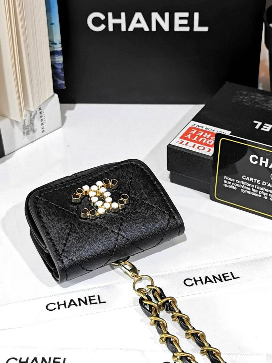 CHANEL QUILTED CRYSTAL CC MINI BAG VIP ไอเท็มแนะนำน่ารักสุดๆวัสดุหนังเรียบสีดำด้านหน้าประดับโลโก้แบรนด์เปิดปิดด้วยฝาปิดกระดุมแม่เหล็กอะไหล่ทองสวยดูดีมาพร้อมสายโซ่ร้อยหนังสามารถใช้คล้องกระเป๋า พวงกุญแจ เข็มขัดได้ ใส่ Airpods เหรียญ หรือกุญแจได้ น่ารักน่าใช