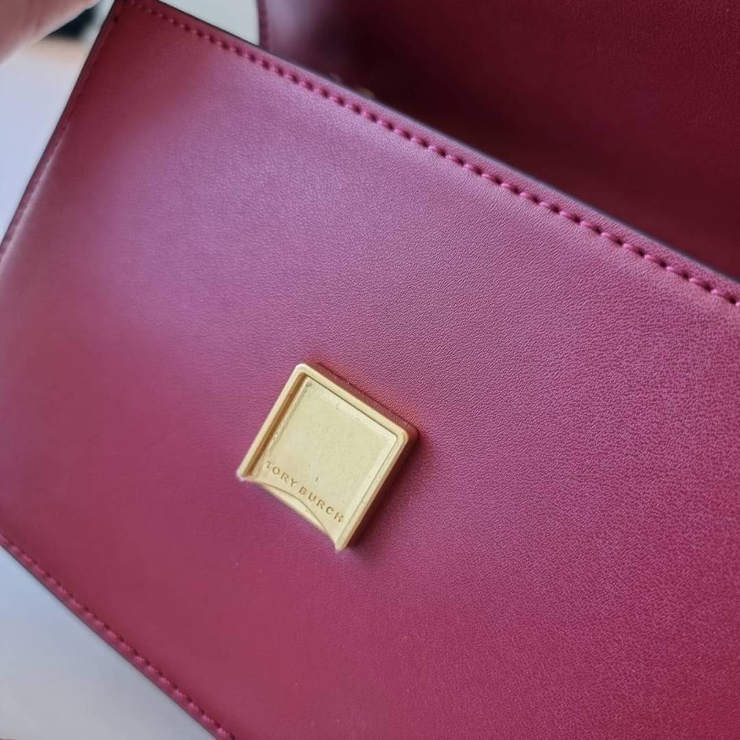 TORY BURCH ELEANOR SMALL CONVERTIBLE SHOULDER BAG ฮอตไอเท็ม รุ่นนี้ขายดีขายหมด สวยหรู คุณหนู ผู้ดี!! หายากมากแล้วน้า กระเป๋าสะพายข้าง ดีไซน์อยู่ทรง ขนาดกำลังสะดวกใช้สำหรับสาว วัสดุหนังแท้เต็มใบ สีทูโทน เปิด-ปิดด้วยแถบแม่เหล็ก ภายในแบ่งสัดส่วนได้เป็นอย่างด