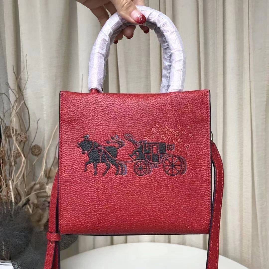 COACH MINI CALLY CROSSBODY IN SIGNATURE ((3599, 2184, 5693, 2134, 2183)) พร้อมส่งที่ไทยทันที! กระเป๋าสะพายครอสบอดี้ร์ กระเป๋าครอสบอดี้โท้ทมินิไซส์ รุ่นใหม่สุดฮอต!! ใบจริงคือน่ารักม้ากกกก!! สวยอยู่ทรง น่ารักน่าใช้ ทรงTote ปากกระเป๋าเปิดปิดแบบแม่เหล็ก ภายใน