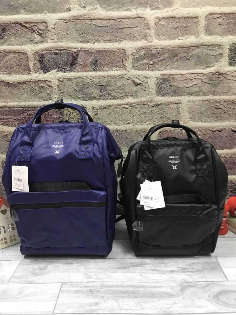 ANELLO WATER RESISTANCE “ Limited Edition “ คอลเลคชั่นใหม่ล่าสุดของรุ่นที่ขายดีติดอันดับ ผลิตจาก Polyester PVC 100%กันน้ำกันฝน ออกแบบกระทั่งช่องซิปไม่ต้องกลัวน้ำซึมผ่าน มีช่องใส่ PC Holder แบ่งช่องใส่ของเป็นสัดส่วน และเป็นระเบียบ ฟังก์ชั่นการใช้งานยังครบเ