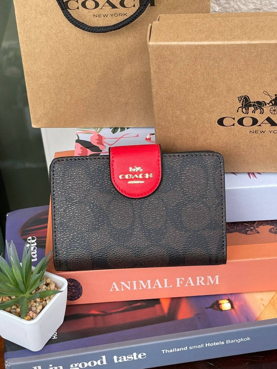 COACH MEDIUM CORNER ZIP WALLET IN SIGNATURE CANVAS กระเป๋าสตางค์ขนาดกลางที่ถือว่าเป็นไอเทม Must Have ของทุกเพศทุกวัยที่ต้องพกติดตัวไว้ตลอดเวลา เพราะนอกจากจะช่วยจัดเก็บเงิน บัตรประชาชน บัตรเครดิตและต่าง ๆ ให้เป็นระเบียบเรียบร้อยยังต้องคำนึงถึงประโยชน์ใช้สอ