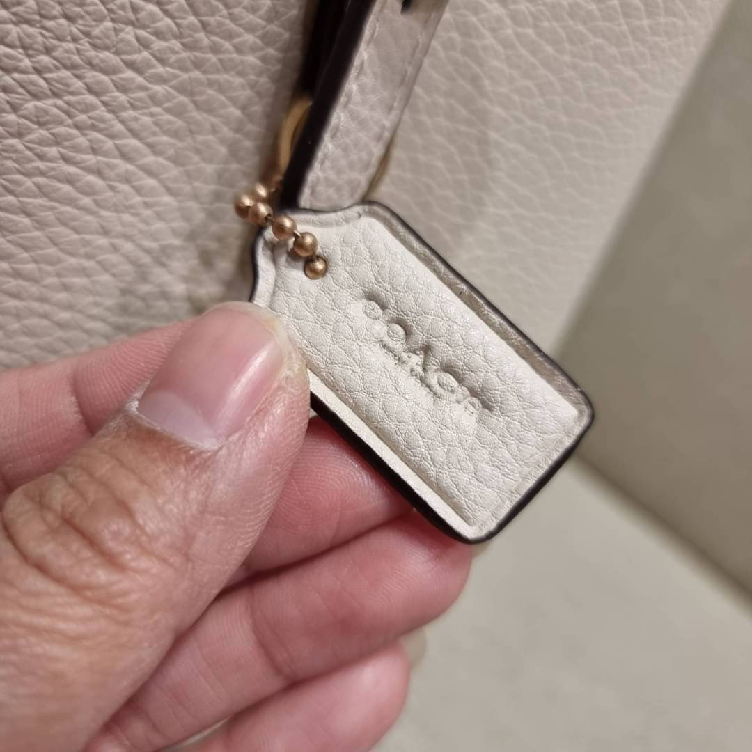 OUTTLET 】COACH MOLLIE TOTE 25 (C4250 C4084) น้องคนสวยอีกหนึ่ง!! กระเป๋าโท้ทไซส์เล็กที่สาวๆหลงรัก ดีไซน์คลาสสิคเหมือนเดิม เพิ่มเติมคือสะดวกขึ้นเยอะ!! ย่อส่วนมาจากใบใหญ่เป๊ะๆ น่ารักน่าใช้มากๆ วัสดุหนัง crossgrain ทนทาน ใช้งานง่าย เรียบหรูดูดีม้าก!! ภายในโล่