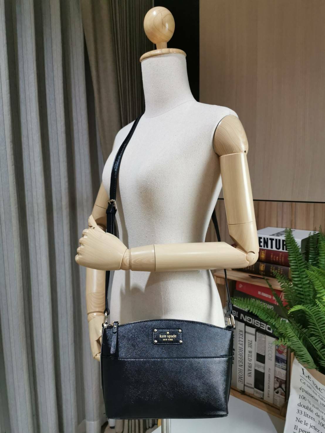 Kate Spade New York Cross Body Bag กระเป๋าสะพายรุ่นยอดนิยมจาก Kate Spade Factory วัสดุหนัง Saffiano สวยหรูอยู่ทรง ด้านหน้ามีโลโก้แบรนด์และช่องใส่ของ เปิดปิดด้วยซิปสะดวกใช้ ภายในมีช่องซิปและช่องใส่ของ รุ่นนี้สามารถใส่กระเป๋าสตางค์ใบยาว มือถือ ของจุกจิกได้เ