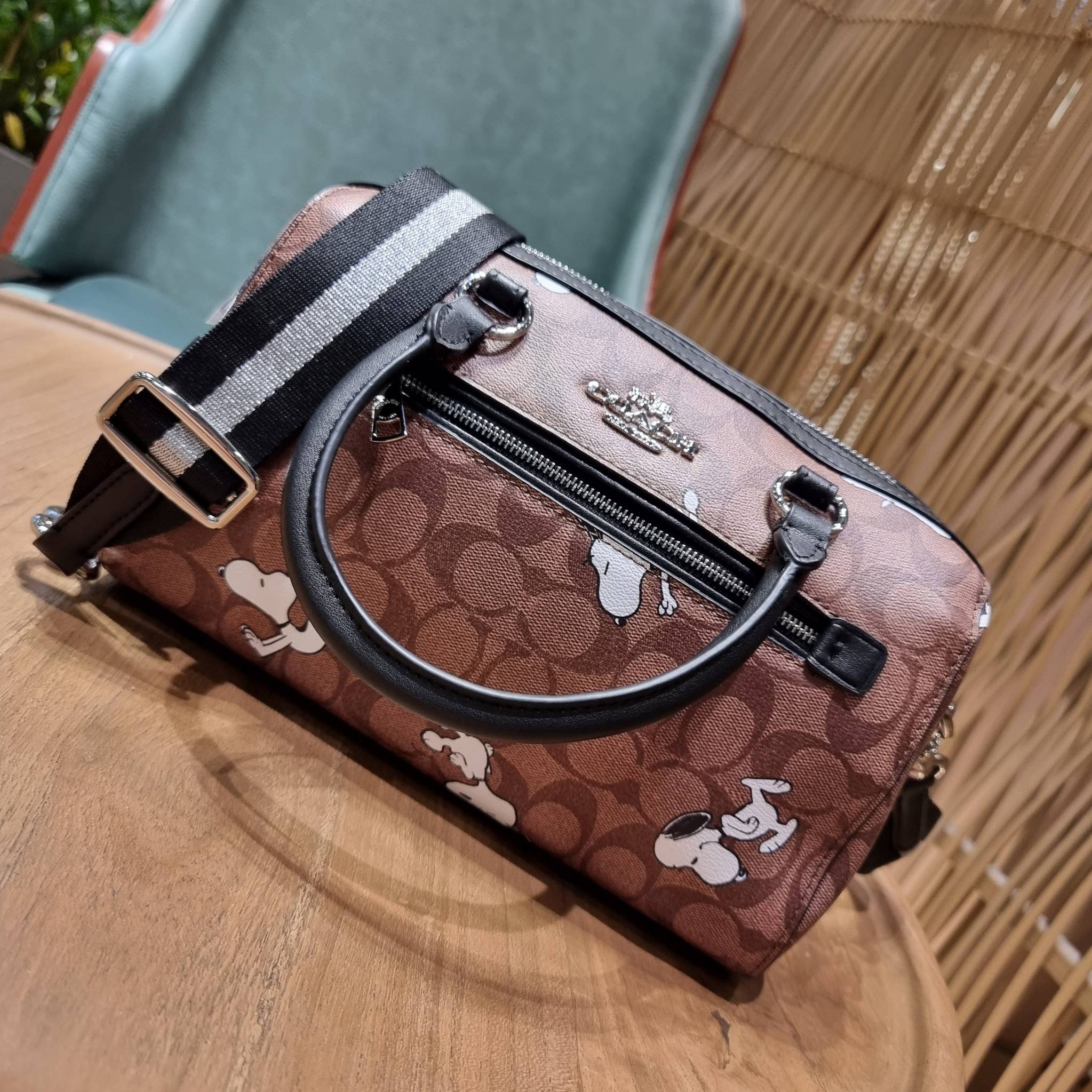 COACH C4118 COACH x PEANUTS ROWAN SATCHEL IN SIGNATURE CANVAS WITH SNOPPY PRINT สนูปพีที่สุดของคอลเลคชั่นแห่งความน่ารัก มาในดีไซน์ของกระเป๋าทรงหมอนยอดฮิต คลาสสิคใช้งานได้ไม่มีเบื่อ รอบนี้มาให้พร้อมสายสะพาย crossbody แบบสปอร์ต ทำให้ใช้งานได้อย่างกระฉับกระเ