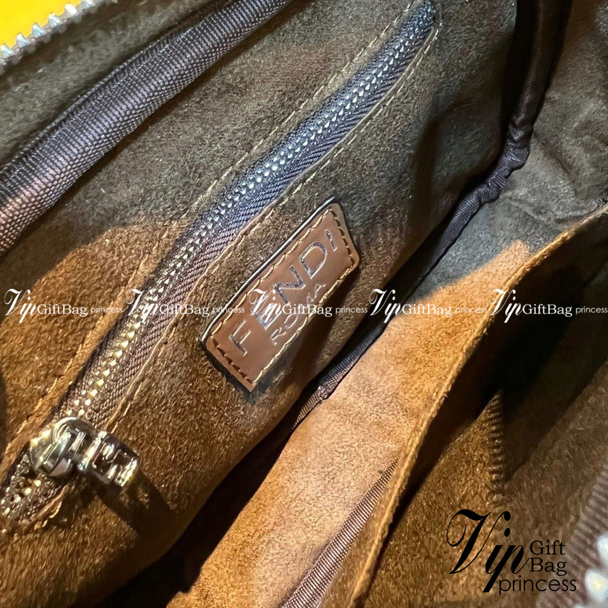 Fendi FF logo-print Messenger Bag / Fendi Borsa a spalla con logo FF กระเป๋าสะพายเฟนดิ คอลเล็คชั่นใหม่ พร้อมส่ง