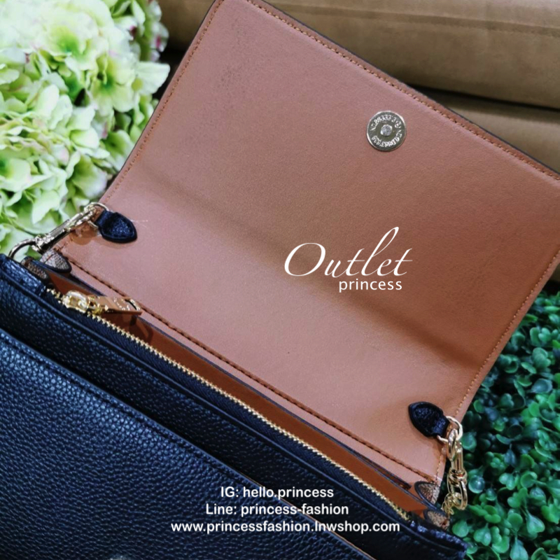 DISNEY X COACH Crossbody Bag 2019 New in! กระเป๋าสะพายคอลเลคชั่นสุดพิเศษ Limited Edition จาก Coach Factory ร่วมกับ Disney ทรงเหลี่ยม วัสดุหนัง texture ลายสวย วางอยู่ทรง ดีไซน์ ลายตัวการ์ตูนดิสนีย์ทั้ง 2 character เปิดปิดด้วยฝาปิด กระดุมแม่เหล็ก ภายในแบ่งช