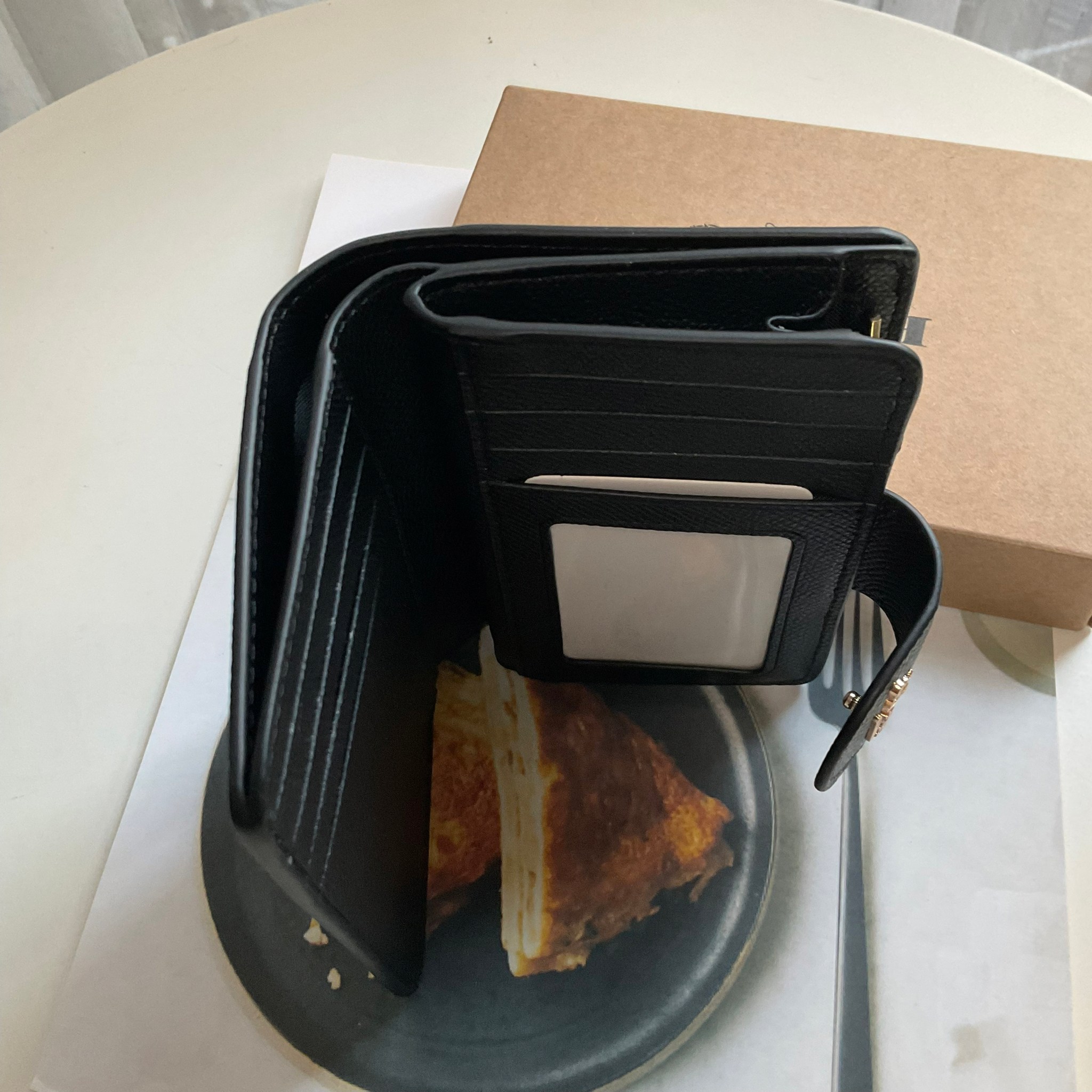 COACH SMALL WALLET IN SIGNATURE CANVAS กระเป๋าสตางค์ใบกลาง แบบพับสองตอน เปิดปิดด้วยกระดุมปั้มแบรนด์ ด้านในมีช่องใส่บัตรหลายช่อง พร้อมช่องใส่รูป และช่องใส่ธนบัตร ด้านหลังมีช่องซิปเหรียญอีกหนึ่งช่อง น้ำหนักเบา พกพาสะดวก อะไหล่ทองสุดหรู ห้ามพลาดค่ะ!