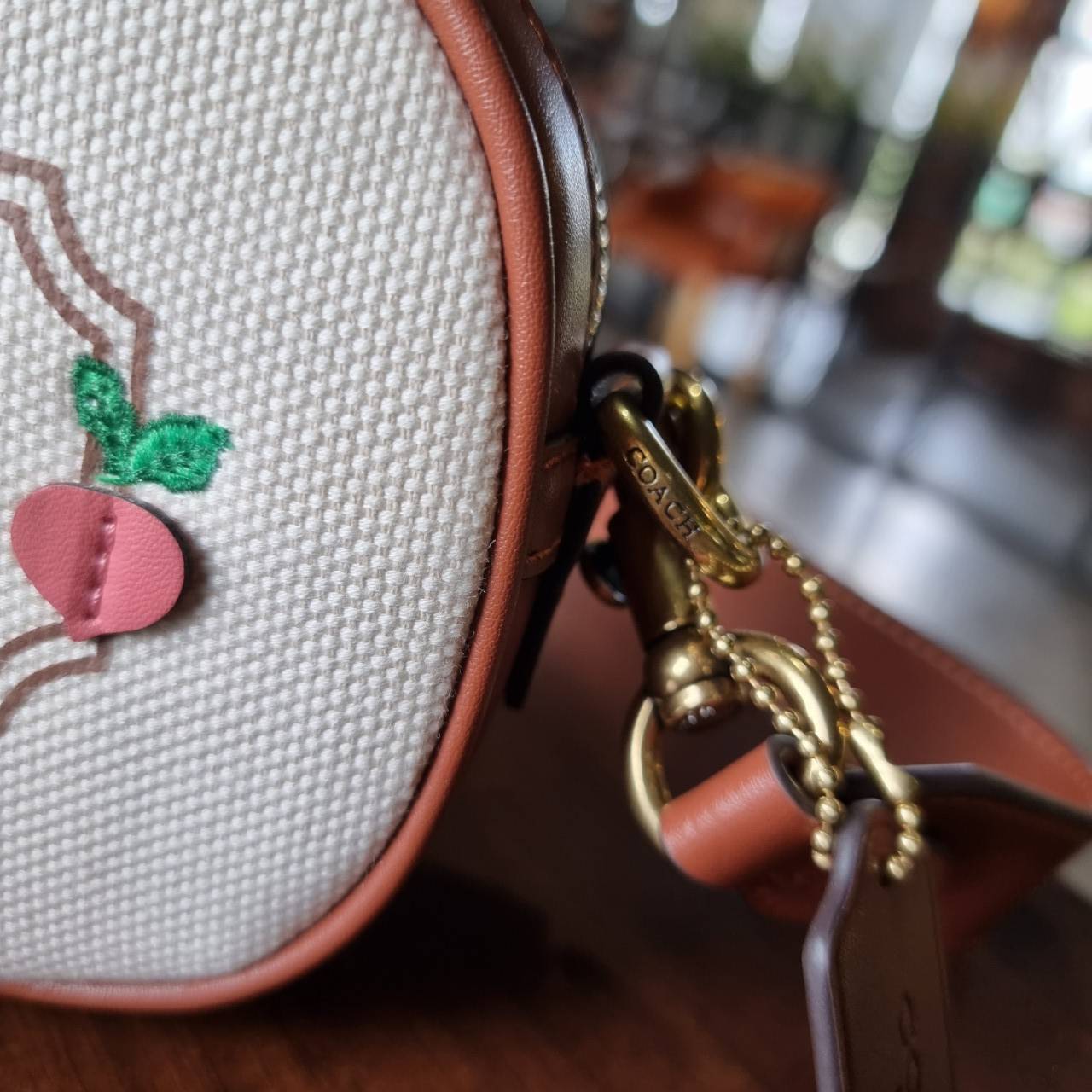 ของแท้ 💯% 】COACH C2764 BADGE CAMERA CROSSBODY WITH GARDEN EMBROIDERY BADGE ยกความสดใสมาให้ทั้งสวน!! น่ารักเบอร์ใหญ่อีกหนึ่ง กระเป๋าสะพายข้างกระจุ๋งกระจิ๋ง ดีไซน์ปักลายมุ้งมิ้ง