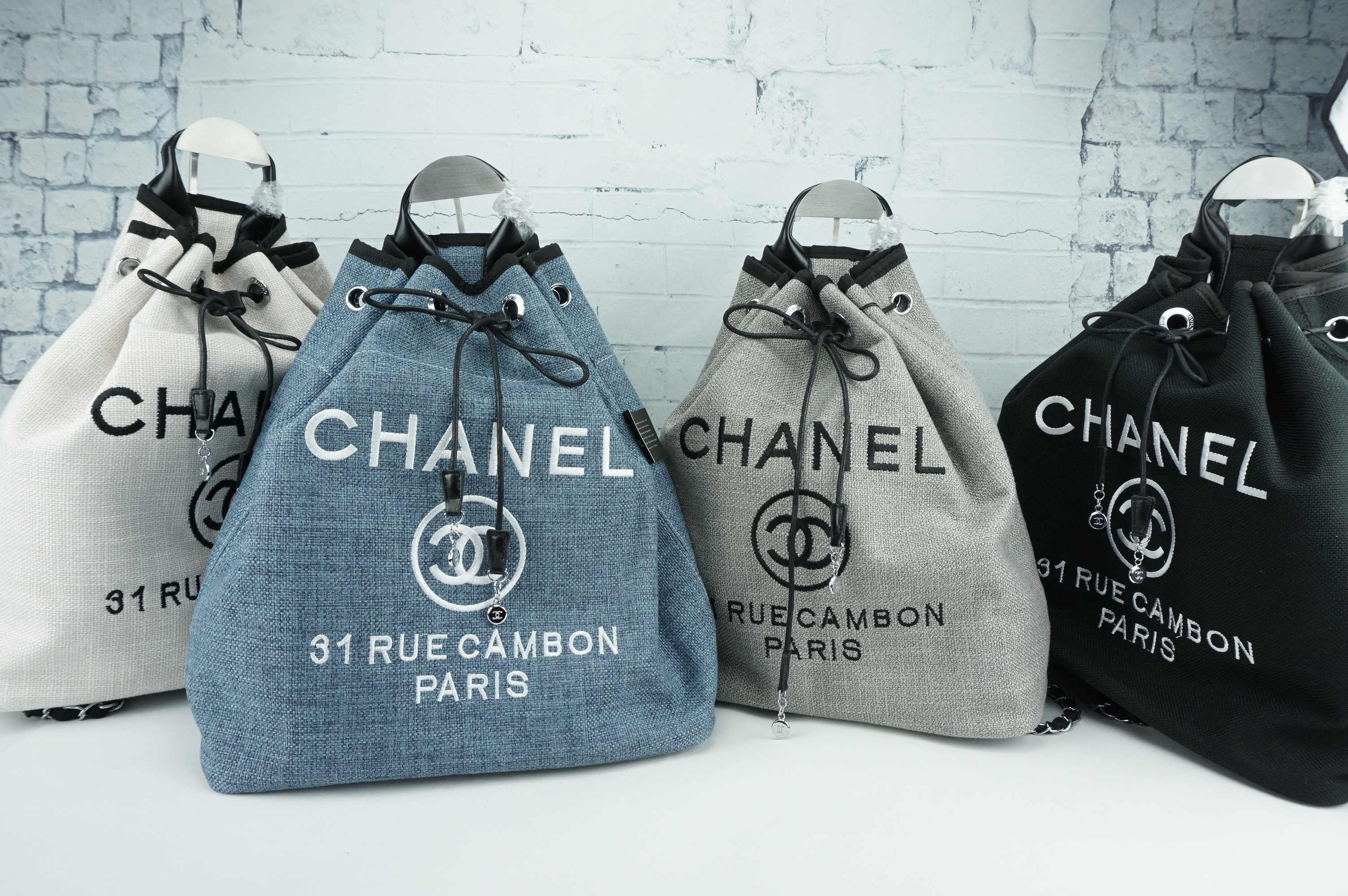 ทรงขนมจีบ premium gift จากแบรนด์ Chanel โลโก้ปัก ผ้า canvas เนื้อหนาอย่างดี มีซับใน ด้านหน้าปักโลโก้แบรนด์หรู จุดเด่นที่เป็นเป้สะพายด้านหลัง หรือสะพายด้านข้างก็ได้