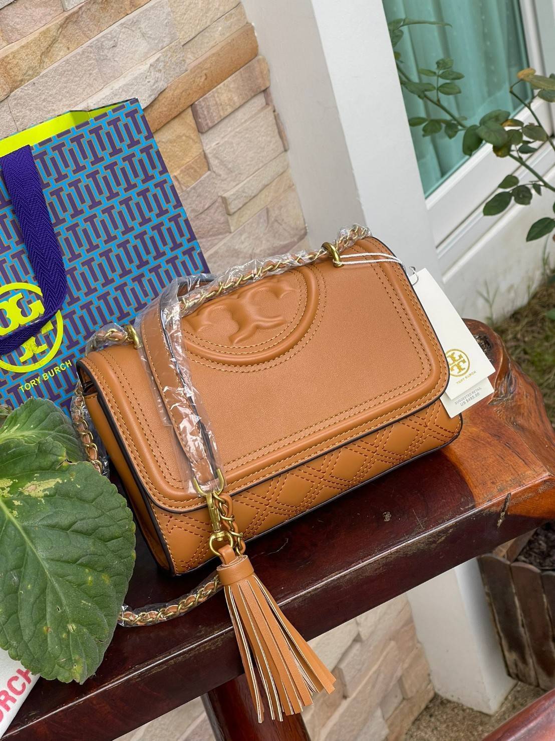 TORY BURCH Fleming Convertible Shoulder Bag ดีไซน์น่ารัก ดูแพงไม่เป็นรองใคร ใช้ได้ทั้งทั่วไปและออกงาน สาว ๆ คนไหนที่กำลังมองหากระเป๋าสะพายไหล่น่ารัก ๆ สักใบที่มีดีไซน์โดดเด่น สะดุดตาล่ะก็ไม่ควรพลาดกับ Collection นี้เลยค่ะ เพราะ Fleming นั้นเป็นรุ่นที่เรีย