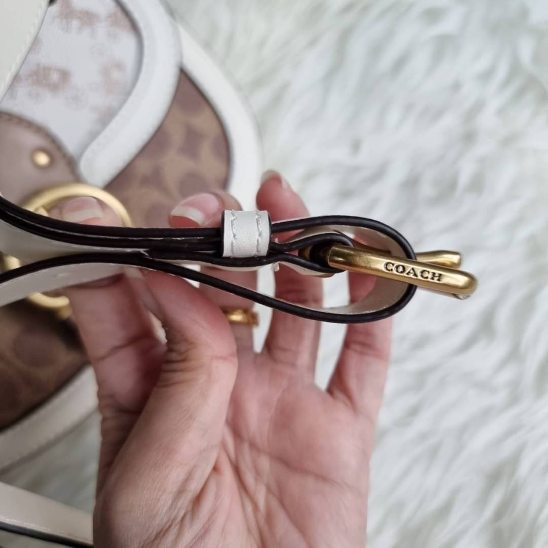 COACH C0749 BEAT SADDLE BAG WITH HORSE AND CARRIAGE PRINT สีหายาก ละมุนคุณหนู คอลเลคชั่นใหม่ ดีไซน์หรูหรา พิเศษมากๆมาพร้อมสายสะพาย 2 เส้น ใช้คู่กันหรือแยกสะพายก็สวยครบสูตร กระเป๋าสะพายทรง saddle คลาสสิค เปิด-ปิดด้วยกระดุมแน่นหนา ภายในเป็นช่องโล่ง ใส่ของได