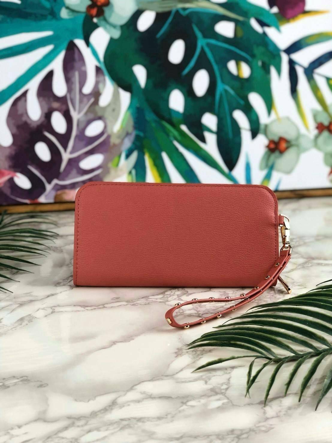 CHARLES & KEITH CLASSIC ZIP AROUND WALLET กระเป๋าเงินใบยาวซิปรอบ มีสายคล้องมีสีเข้ากระเป๋า 1 เส้น ใช้งานง่ายมากๆ คล้องมือก็เก๋ ด้านหน้าปั๊มโลโก้แบรนด์ เปิดปิดด้วยซิปรอบ ที่สายคล้องมือแต่งหมุดสีสวยเด่น ถอดสายได้ จุบัตรได้ 12 ใบ มีช่องซิปใส่เหรียญและช่องใส่
