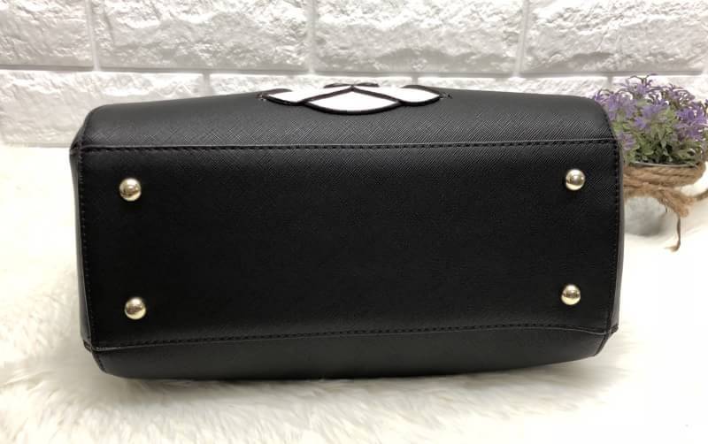 New arrival. Kate spade new york women’s bag 2018 พร้อมส่งรุ่นใหม่ล่าสุด กระเป๋าถือหรือสะพายข้างทรงหมอน มีมาให้เลือกถึง 4 ลาย ด้านหน้าติดโลหะโลโก้แบรนด์ตัวใหญ่ อะไหล่ทอง เปิดปิดกระเป๋าแบบซิป ภายในโล่ง กว้าง ใส่ของจุ มีช่องซิปหนึ่งช่อง ช่องเล็กสองช่อง ด้าน