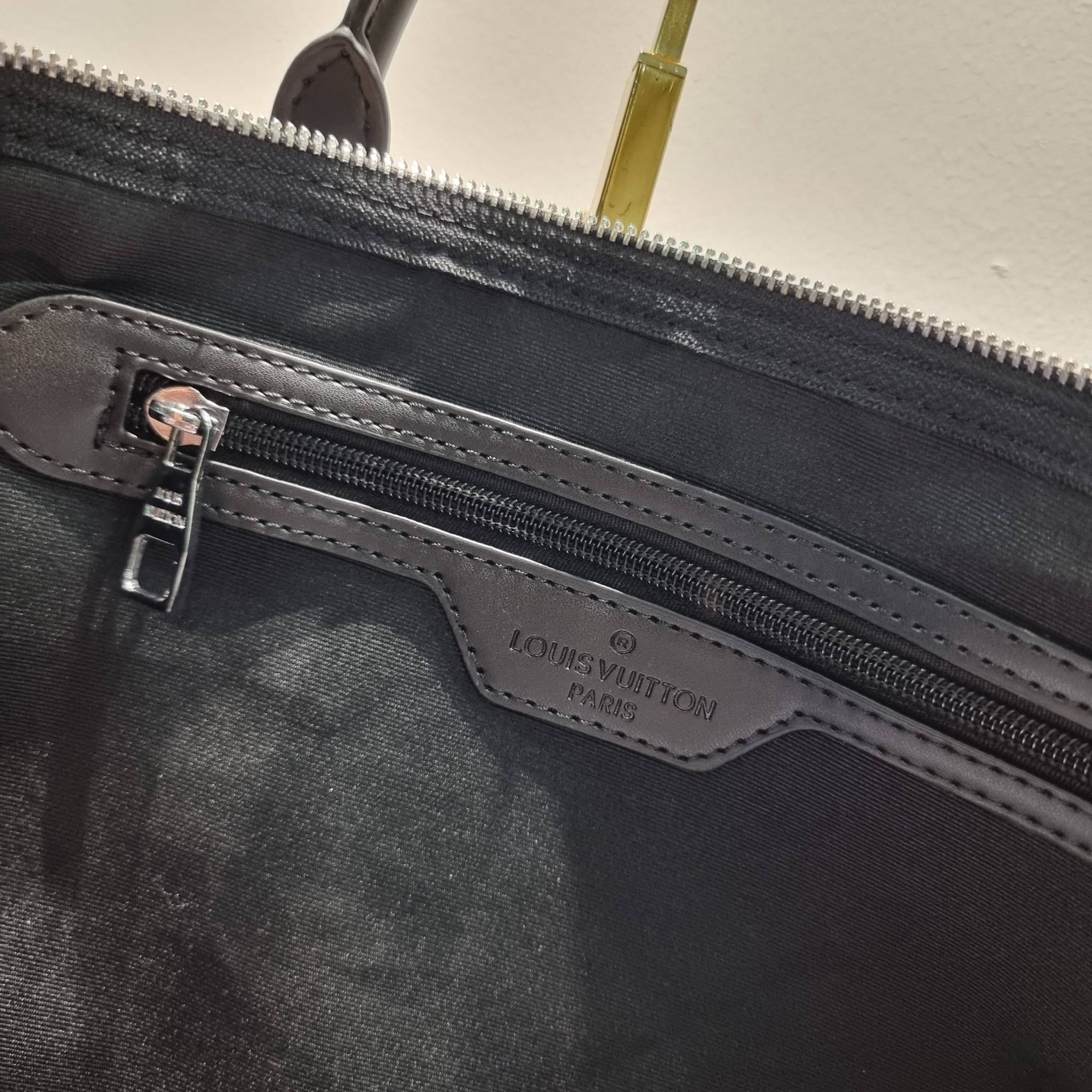 LV KEEPALL 45B BAG กระเป๋าเดินทางสุดคลาสสิค KEEPALL BANDOULIERE MONOGRAM ECLIPSE REVERSE MULTICOLOR สะท้อนแรงบันดาลใจจากคอลเล็คชั่น “Room with a View” สำหรับสิ้นปี 2022 ทึ่ใครๆก็เฝ้ารอ ไอเท็มที่จะทำให้การเดินทางไม่ธรรมดาอีกต่อไป ด้วยดีเทลความเป็นเอกลักษณ์