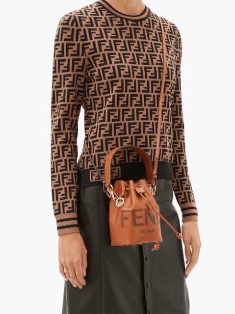 FENDI MON TRESOR MINI LEATHER BUCKET IN BROWN ทรงขนมจีบสุดฮิต! เปิดปิดด้วยตัวเปิดแบบรูด ภายในมีช่องใส่ของหลัก ใส่กระเป๋าสตางค์กลาง + มือถือได้ ทรงนี้กำลังมาแรงมาก อะไหล่ทอง มีสายให้สองแบบ ปรับเปลี่ยนลุคได้ง่าย พร้อมส่งที่ไทยราคาสุดคุ้มห้ามพลาดค่ะ!