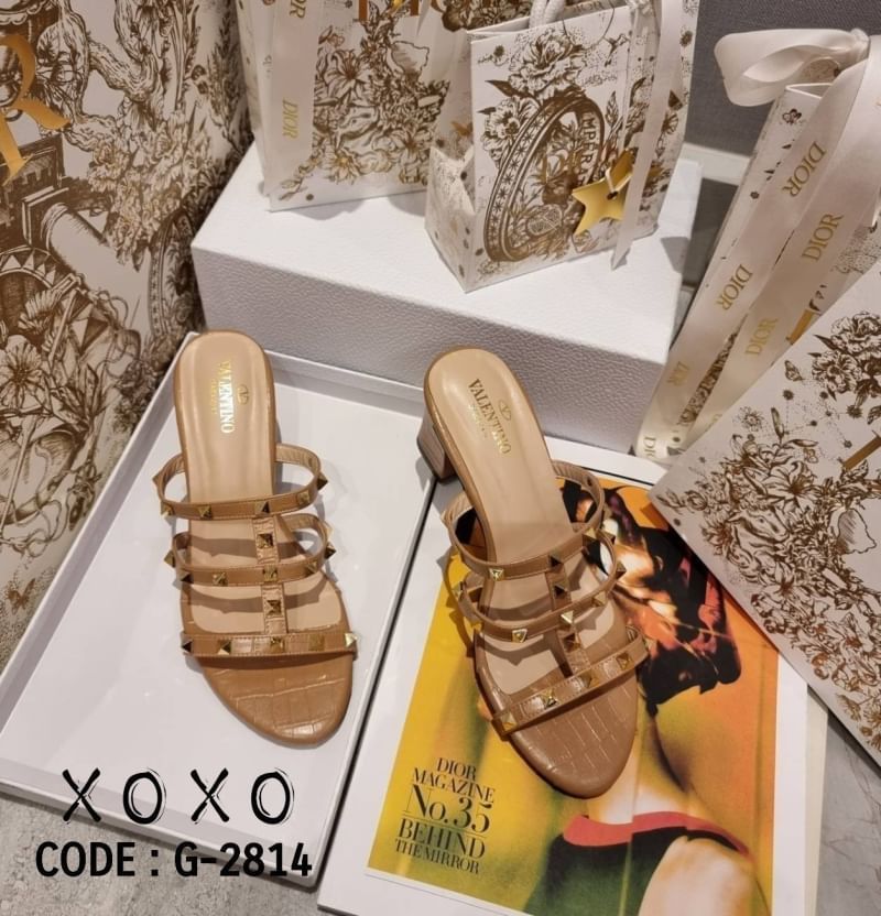 Valentino รองเท้า งานสวม หมุด สวยเก๋ ของมันต้องมีคะ แมทส์ชุดไก้หลากหลาย สวมใส่ง่าย วัสดุหนัง PU พิมพ์ลายคล้ายหนังแท้ ส้นแท่ง ใช้งาน ยื่น เดิน สบาย ไม่เมื่อย