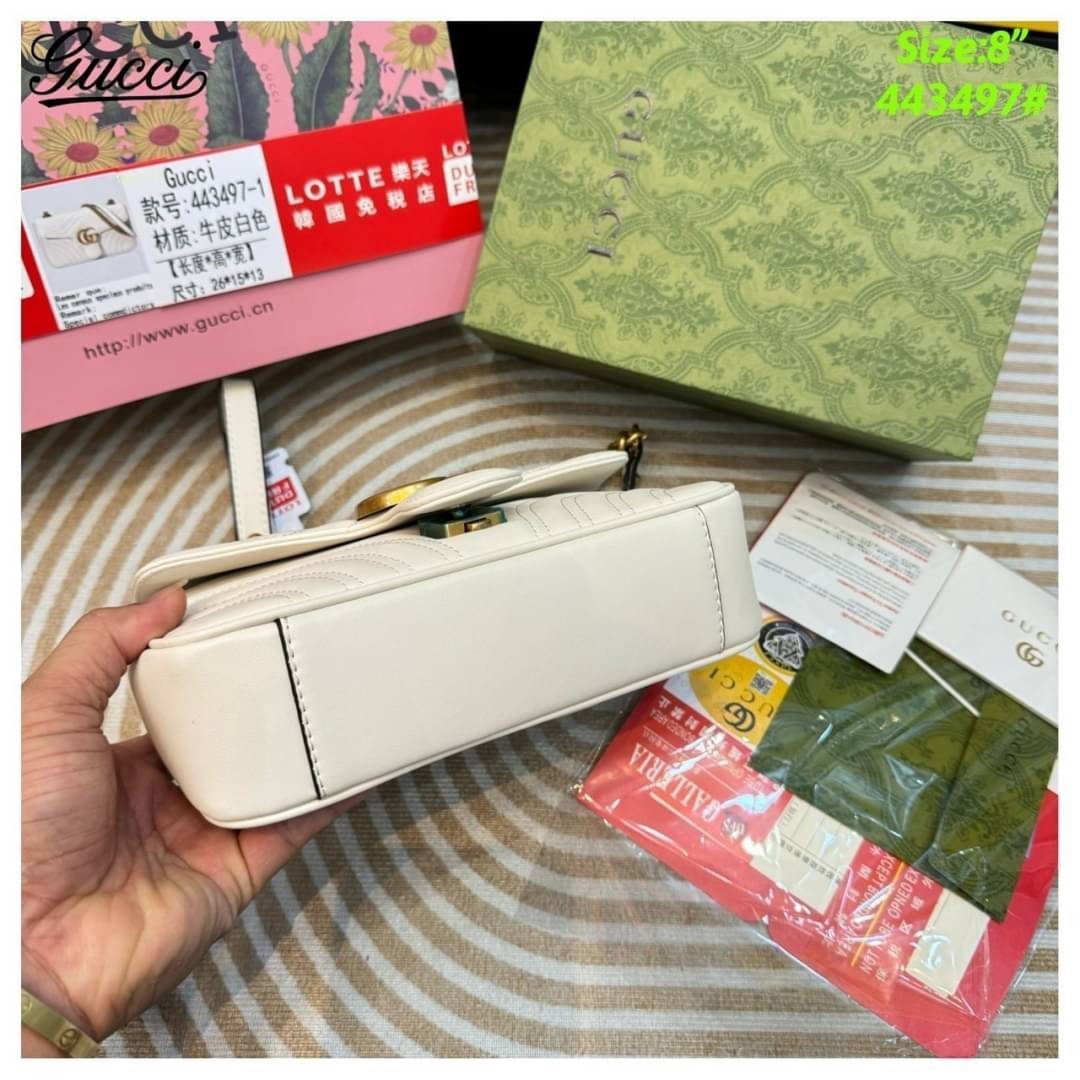 GUCCI GG Marmont shoulder bag กระเป๋าสะพายข้างรุ่นคลาสสิค สะพายขับผิว ดูแพง อัพลุคได้สบายๆ เปิด-ปิดด้วยตัวกดล็อคแน่นหนา ด้านหลังดีไซน์รูปหัวใจ