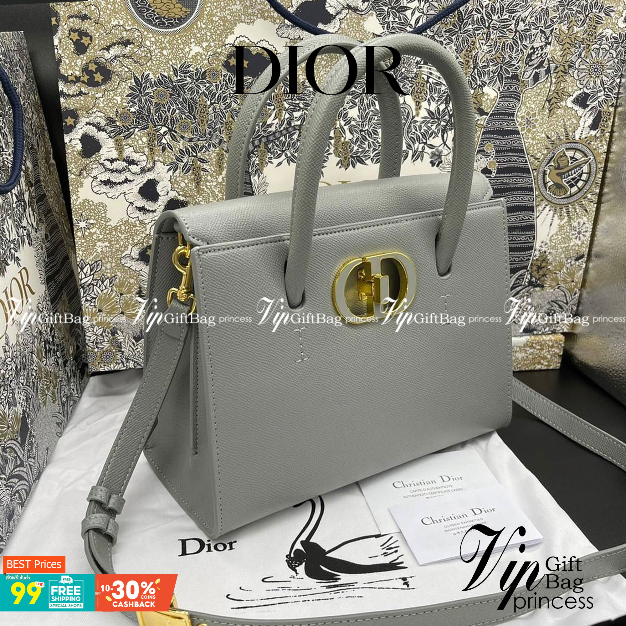 หนังแท้ DIOR Medium ST Honore Tote Collection Fall/Winter 2020-2021 มาในรูปแบบกระเป๋าทรงสี่เหลี่ยมที่ได้มาตรฐาน ทำจากหนังลูกวัว (Calfskin) ลายเกรน ซึ่งสื่อถึงความหรูหราได้อย่างลงตัว ตัวด้ามจับ มีการเย็บเข้าด้านในของกระเป๋าเพื่อเพิ่มความแข็งแรงทนทาน ด้านหน
