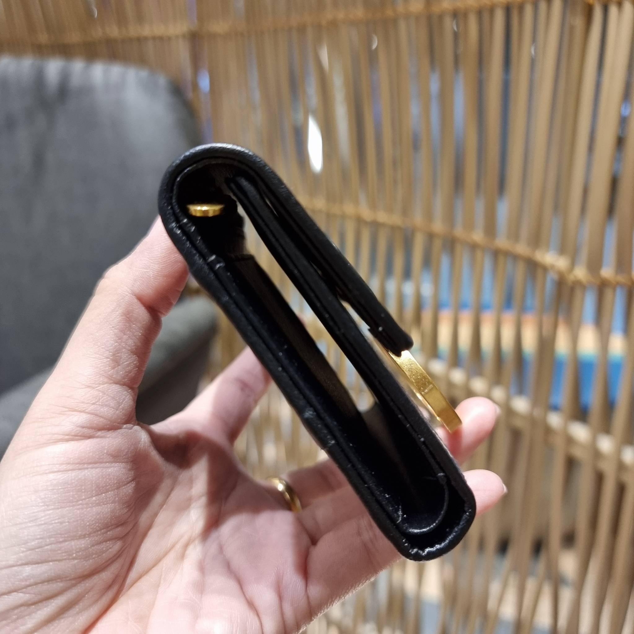 VIP 】CD TRIFOLD WALLET WITH GWP ที่สุดของความคลาสสิค กระเป๋าสตางค์ใบสั้นแบบพับ พรีเมี่ยมกิ๊ฟจากเคาน์เตอร์ วัสดุผ้าแคนวาสปักลาย สลับหนังแท้ภายใน โลโก้สีทองเหลือง สวยวินเทจ โดดเด่นเป็นเอกลักษณ์ ภายในมีช่องใส่บัตร ใส่ธนบัตร ใส่เหรียญได้ คัดมาให้แบบปังๆ ต้องจ