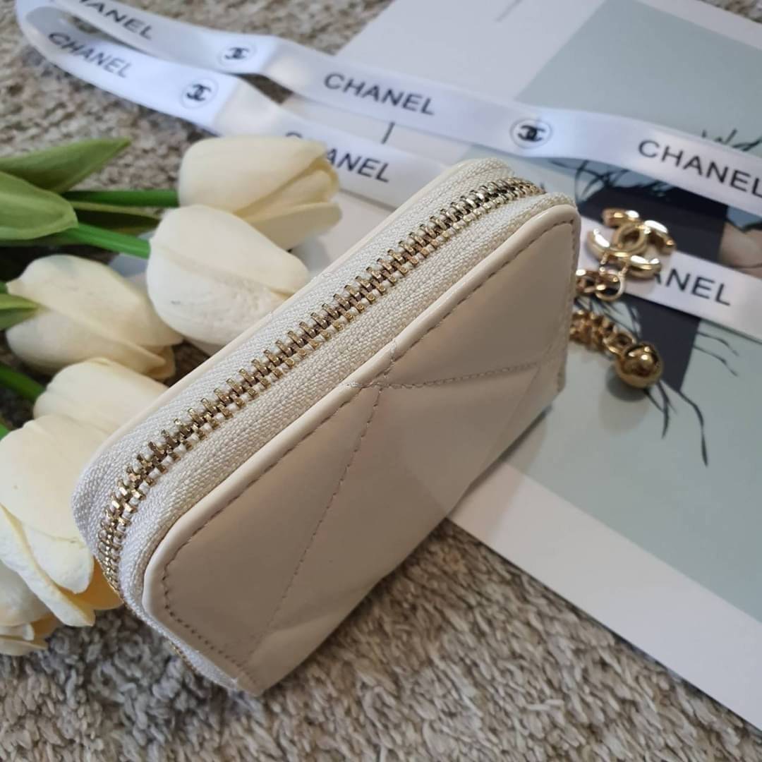 CHANEL zip short wallet มาพร้อม GIFT BOX สุดหรู! ครบชุดเซ็ตของขวัญ♡♡ กับ กระเป๋าสตางค์ใบสั้น แนะนำรุ่นนี้คะ งานพรีเมี่ยมกิ้ฟท์จากเค้าเตอร์ต่างประเทศ **ทรงน่ารักกก หนังเรียบ จากแบรนด์ CHANEL (GWP) ด้านหน้ามีโลโก้แบรนด์ CC สีทองหรู **อะไหล่สีท