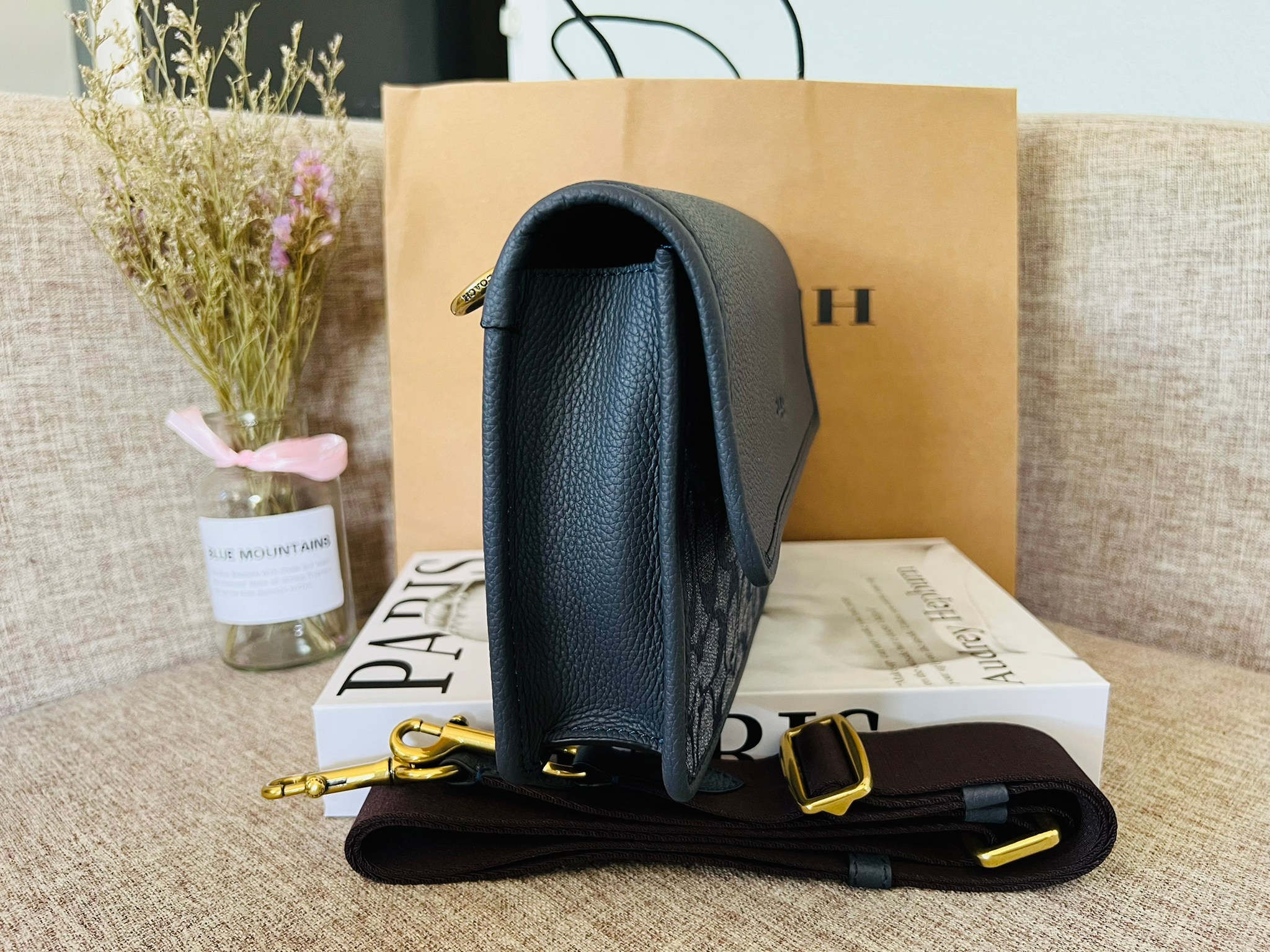 COACH Turner Flap Crossbody In Signature Chambray C8185 กระเป๋าสะพายหนังแชมเบรย์ซิกเนเจอร์และหนังธรรมชาติ ด้านในกระเป๋าซิป กระดุมแป๊ก ซับในหนัง กระเป๋าสลิปด้านนอก สายสะพายถอดได้ ยาว 25” สำหรับสะพายไหล่หรือสะพายข้าง