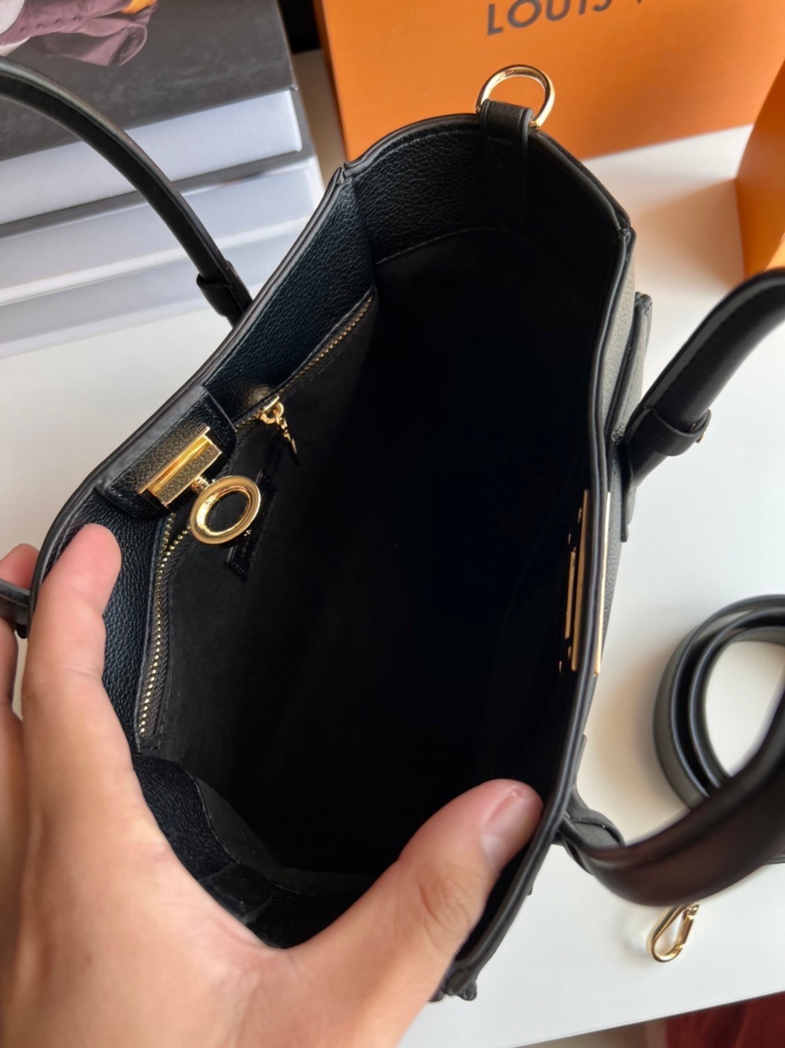 หนังแท้ LV On My Side PM กระเป๋าโท้ทขนาดกะทัดรัดที่ผลิตจากหนังลูกวัวเนื้อนุ่ม เกรดออริจินอล ภาพสินค้าถ่ายจากงานขายจริง ใช้งานต่างประเทศได้