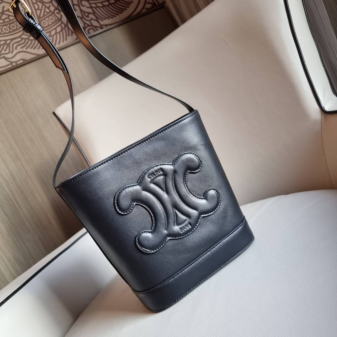 VIP 】CELINE BUCKET BAG CUIR TRIOMPHE คอลเลคชั่นใหม่ ฮิตข้ามปี กับกระเป๋าสะพายทรงถัง ใช้งานง่ายที่สุด สายสะพายในตัว ปรับใช้ได้เลย วัสดุหนังวัว เรียบหรู ผู้ดีไปอีก โดดเด่นด้วยโลโก้เอกลักษณ์ มีกระดุมปิดที่ปากกระเป๋า ภายในโล่งกว้าง ใส่ของแบบจุๆไปเลย เป็นรุ่นท