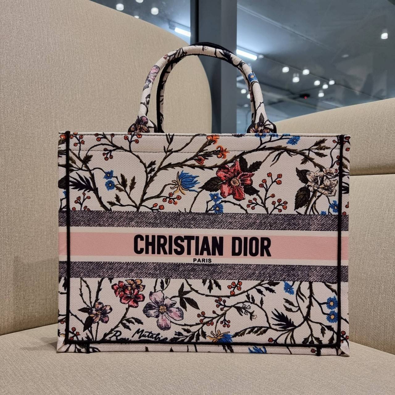 VIP 】HOT ARRIVAL!! DIOR CD SHOPPING BAG WITH GWP กระเป๋าทรงช้อปปิ้งใบใหญ่ จุใจ!! พรีเมี่ยมกิ๊ฟรุ่นดับเบิ้ลฮอต ดีไซน์คลาสสิควินเทจ สวยหรู วัสดุผ้าแคนวาสลายกราฟฟิค ภายในโล่งกว้างมากๆ ใส่ของจุสุดๆ โน้ตบุ้ค ไอแพด กระเป๋าสตางค์ มือถือ หรือเสื้อผ้ายังได้ สะพายค